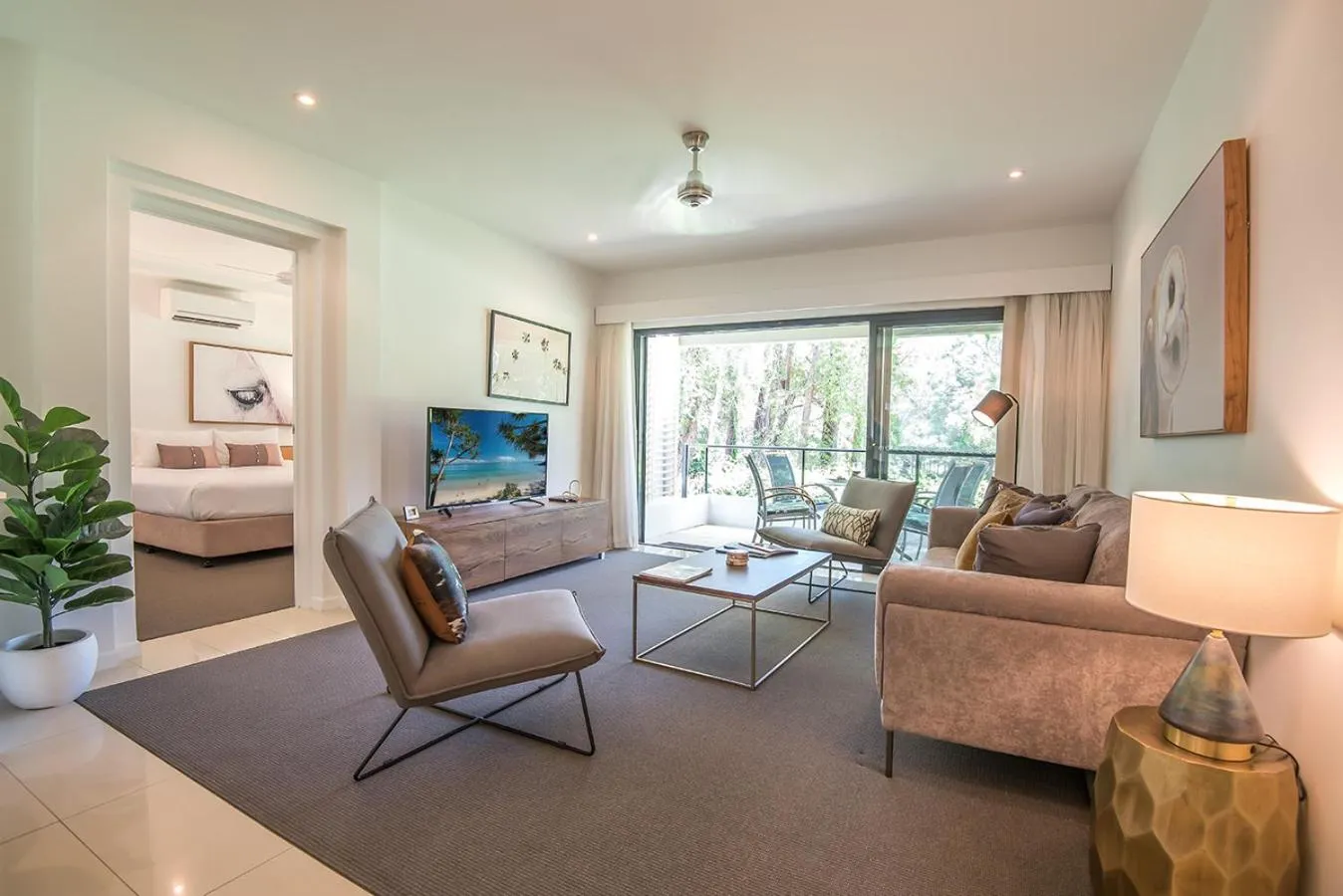 TV and multimedia in Noosa Springs Golf & Spa Resort