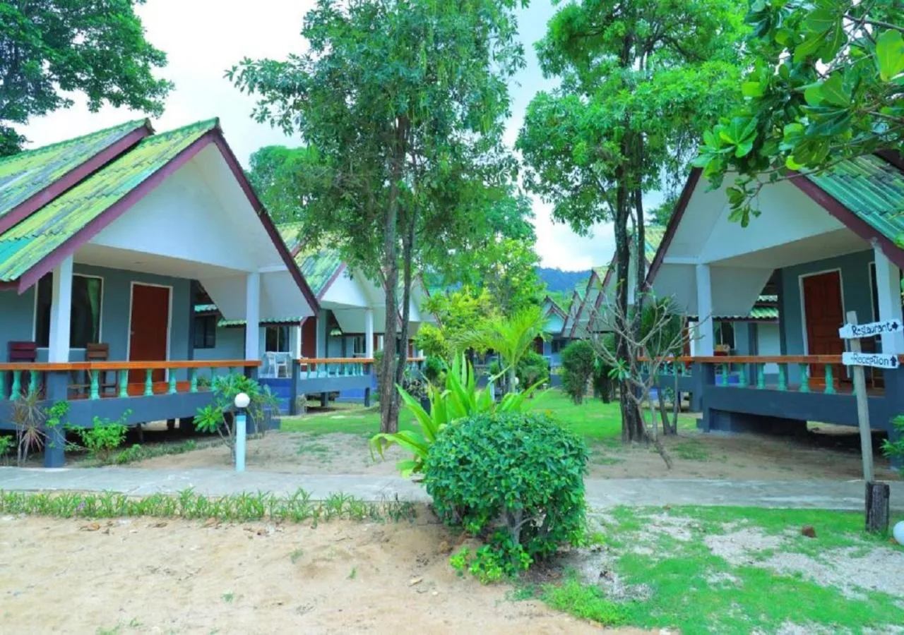 Property building in Lanta Palm Beach Resort , Beach Bungalow - Koh Lanta