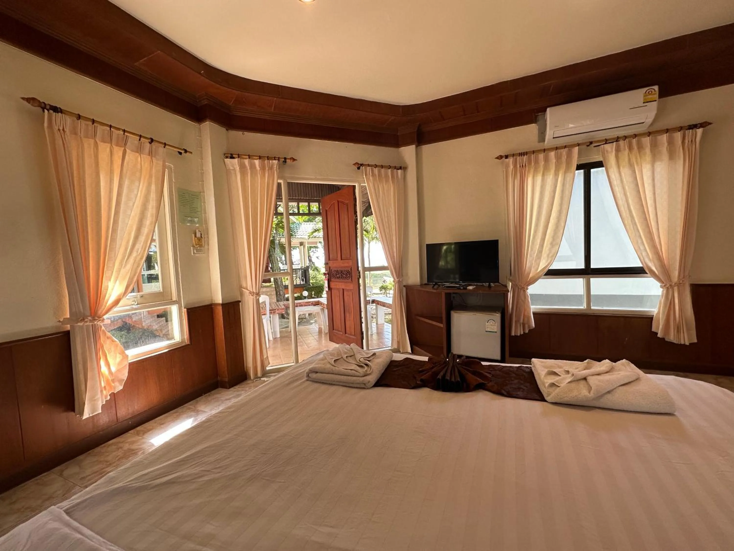 Photo of the whole room in Lanta Palm Beach Resort , Beach Bungalow - Koh Lanta