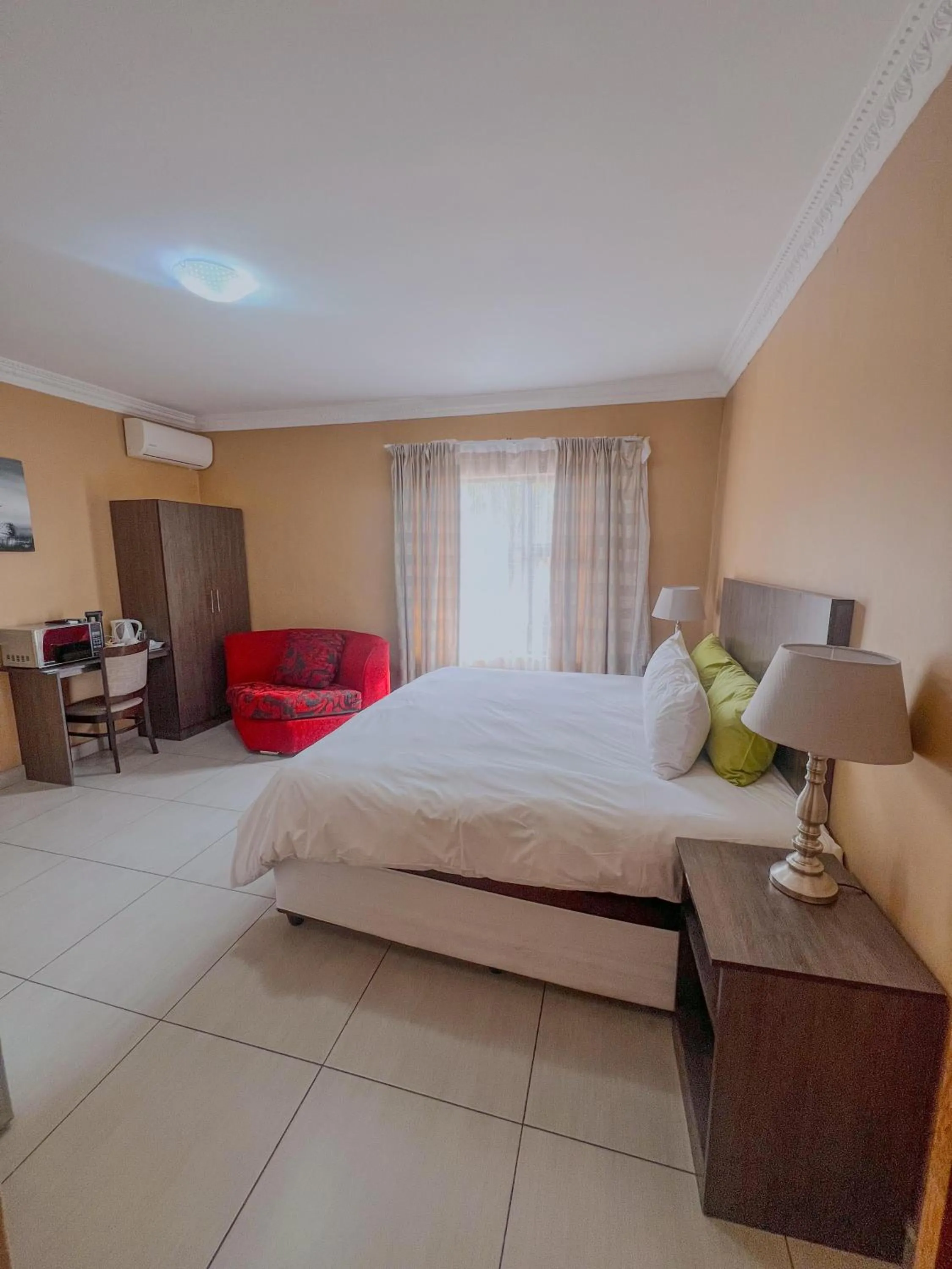 Bed in La Bronze Guest Lodge