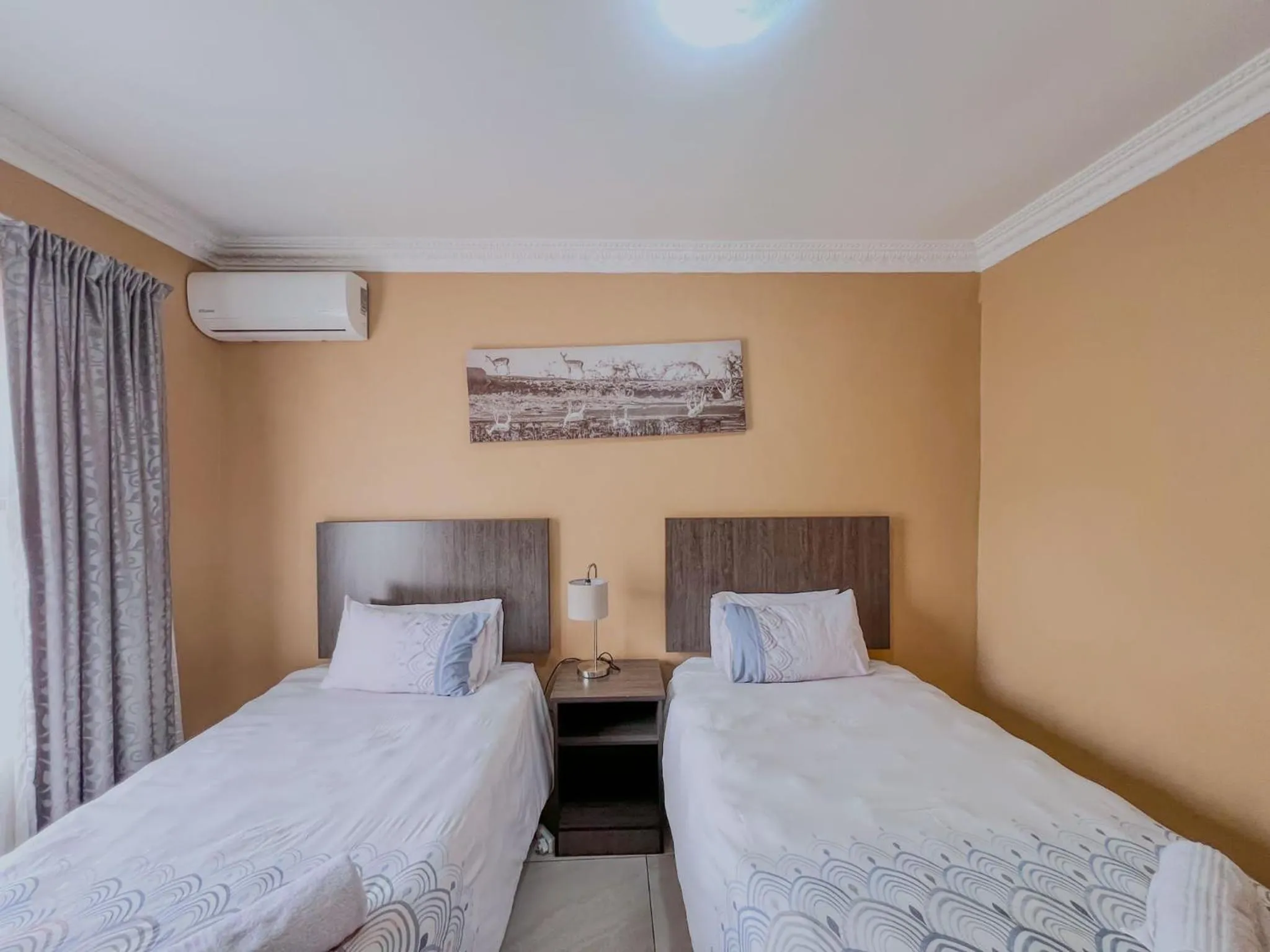 Bed in La Bronze Guest Lodge