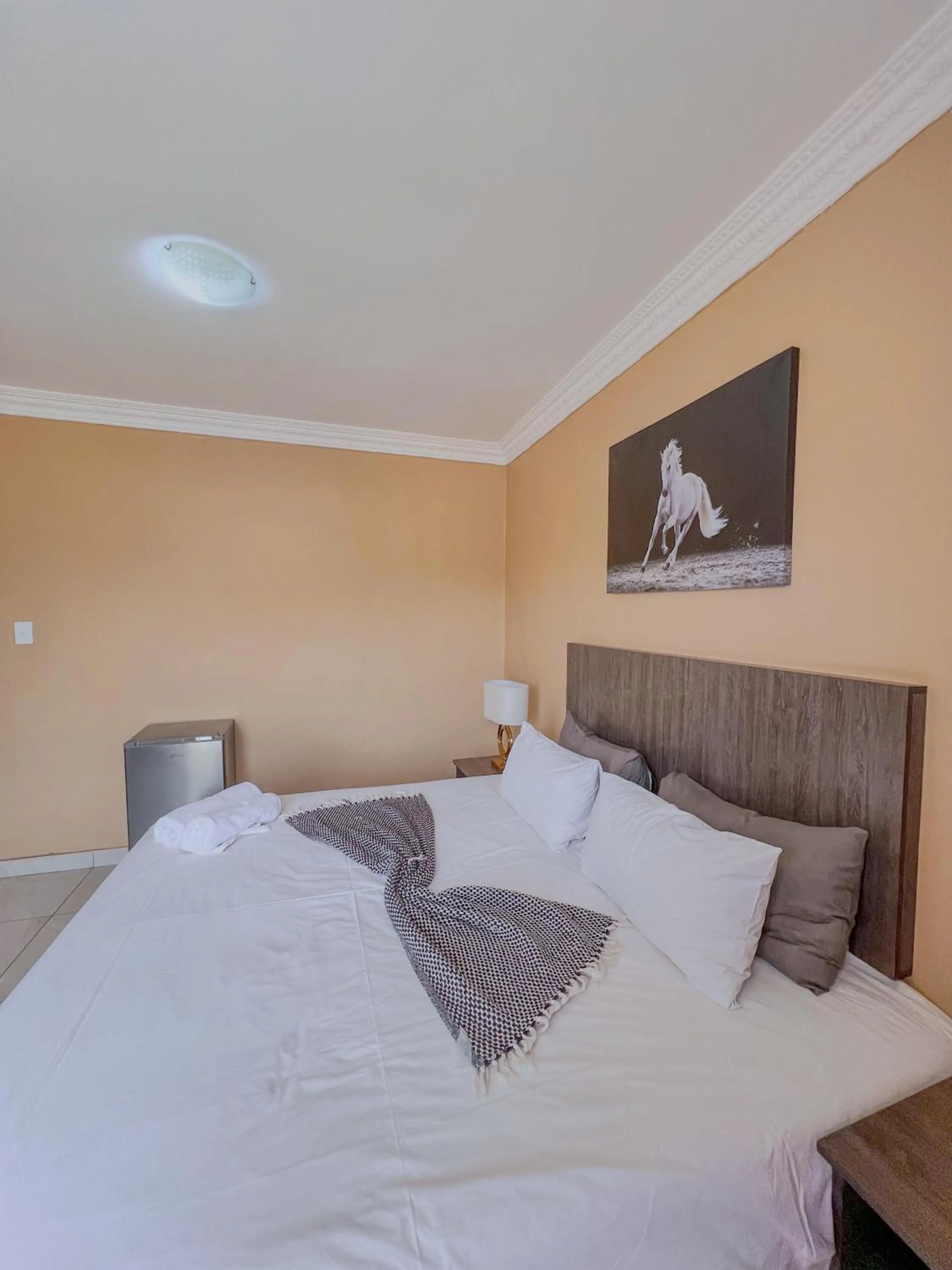 Bed in La Bronze Guest Lodge