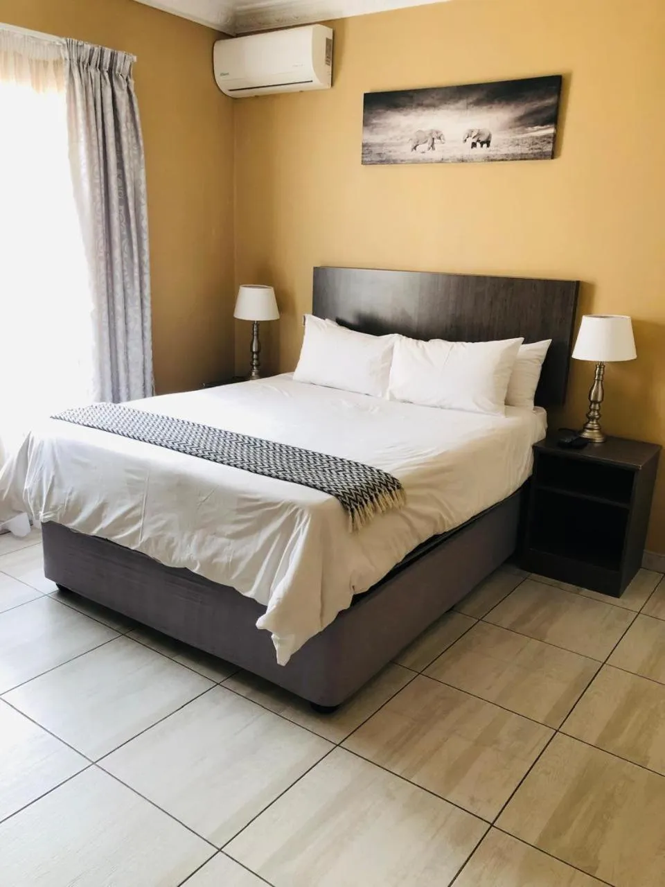 Bed in La Bronze Guest Lodge