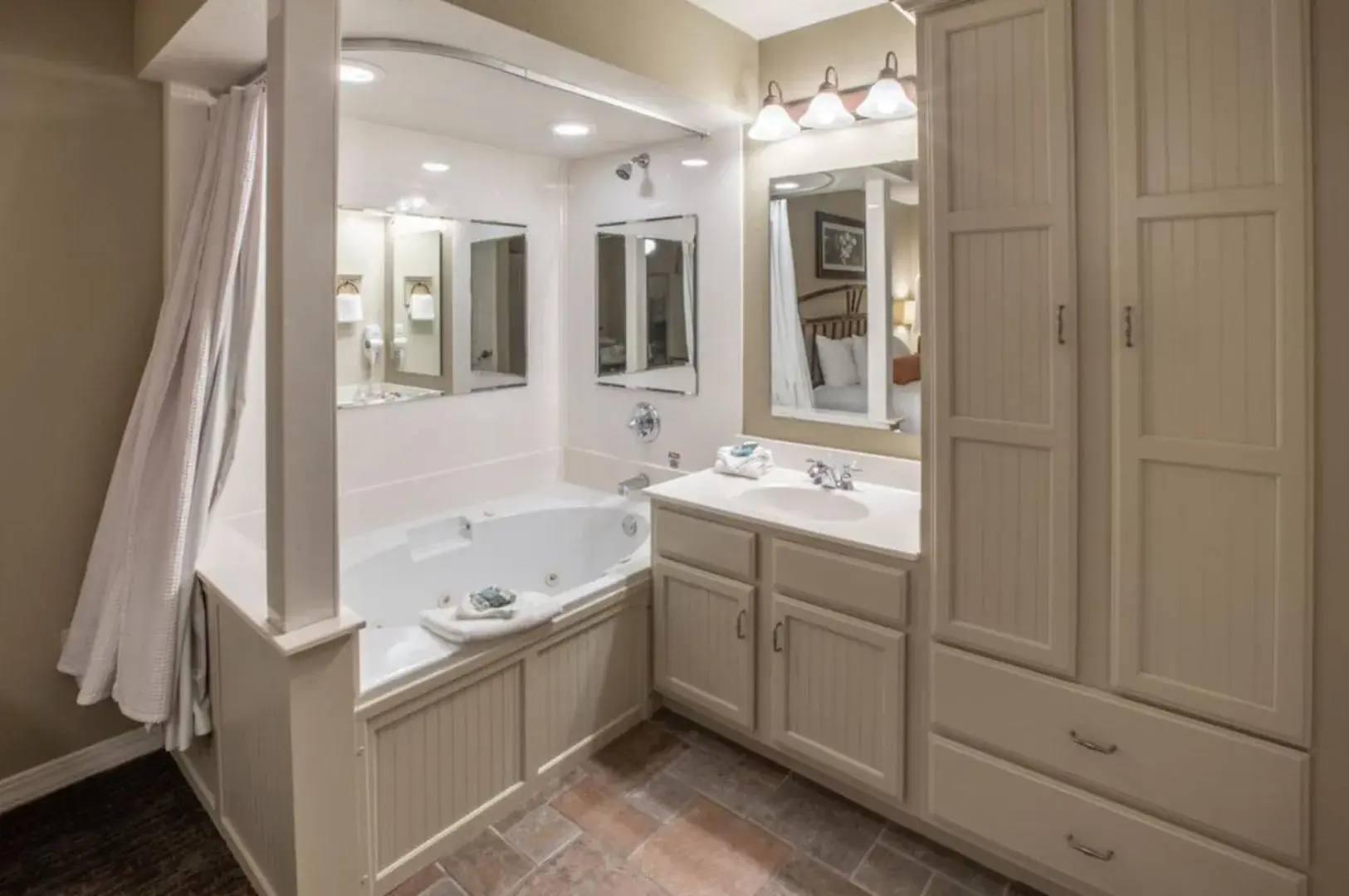 One-Bedroom Villa Lodge with Queen Bed in Holiday Inn Club Vacations Holiday Hills Resort at Branson an IHG Hotel One-Bedroom Villa Lodge with Queen Bed in Holiday Inn Club Vacations Holiday Hills Resort at Branson an IHG Hotel