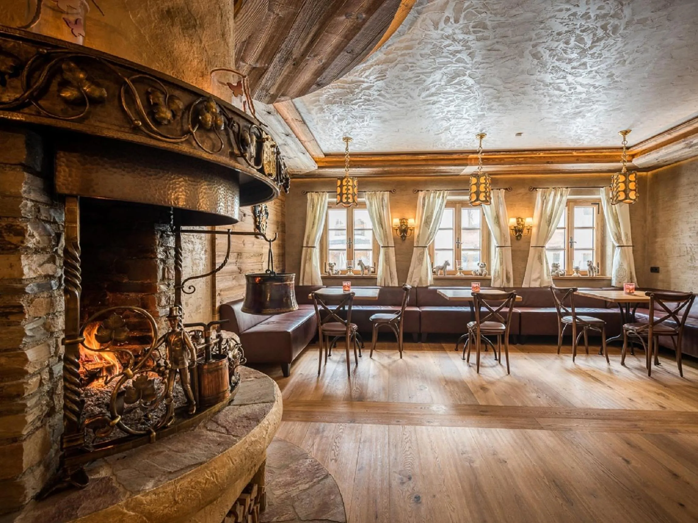 Communal lounge/ TV room in Hotel Alpenrose