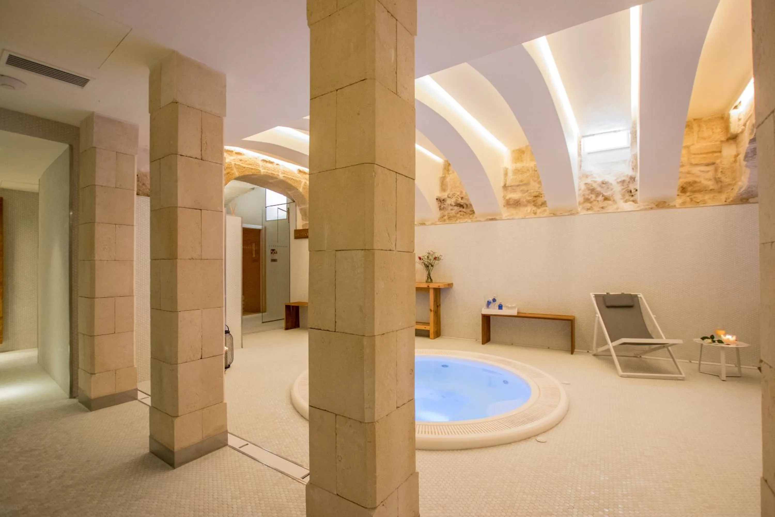 Hot Tub in Boutique Hotel Sant Roc & Spa
