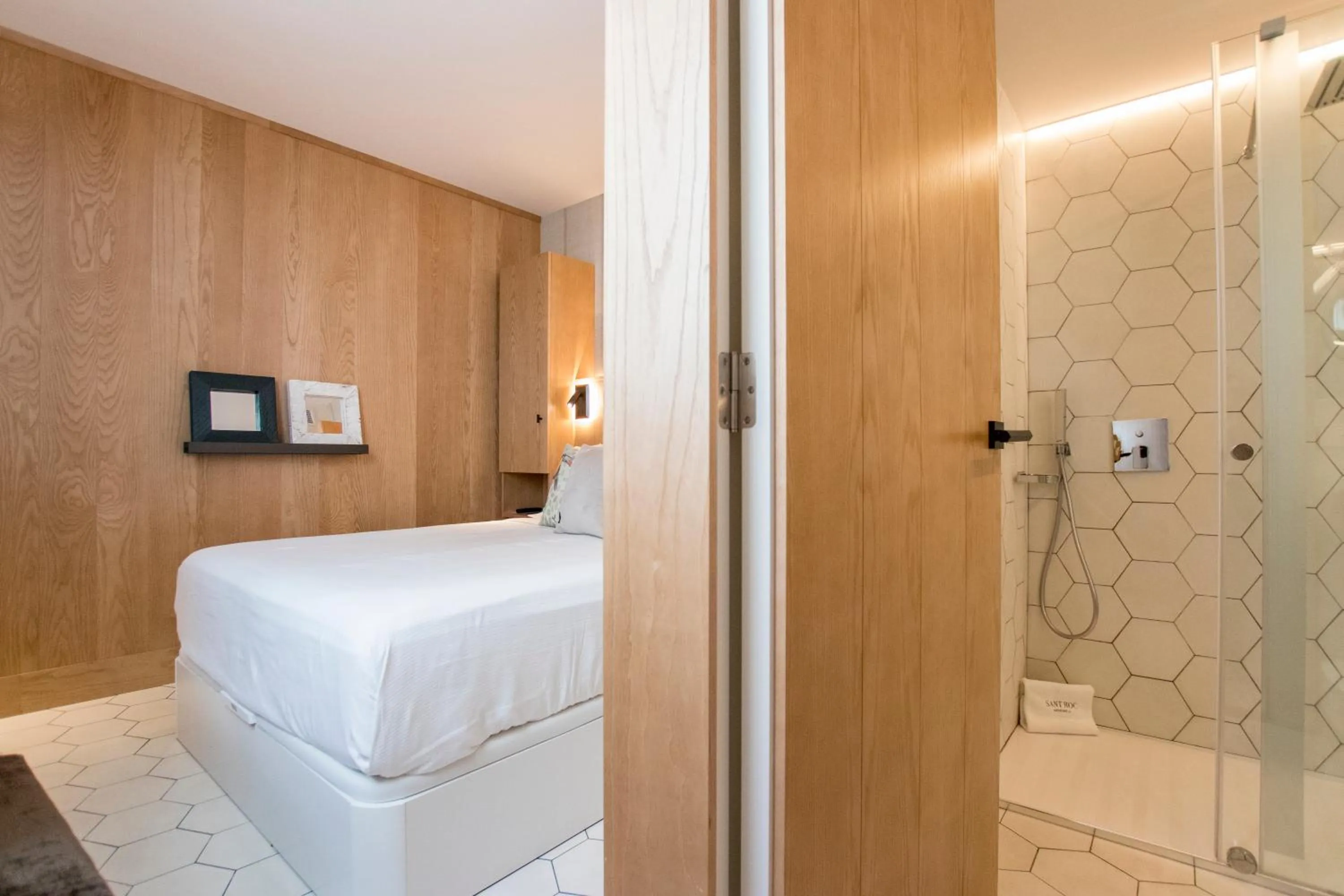 Photo of the whole room, Bed in Boutique Hotel Sant Roc & Spa