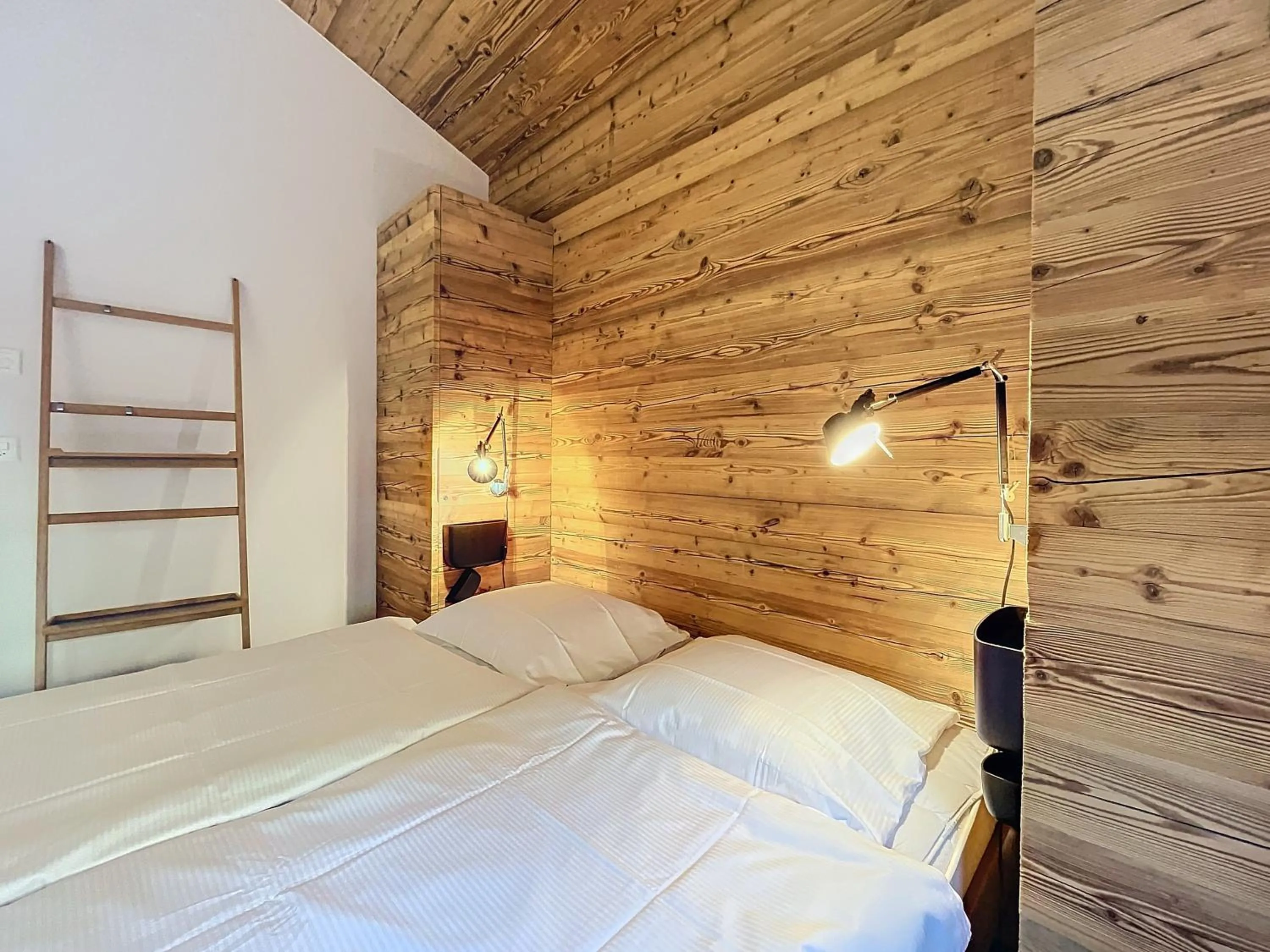 Bedroom, Bed in Crescendo 208