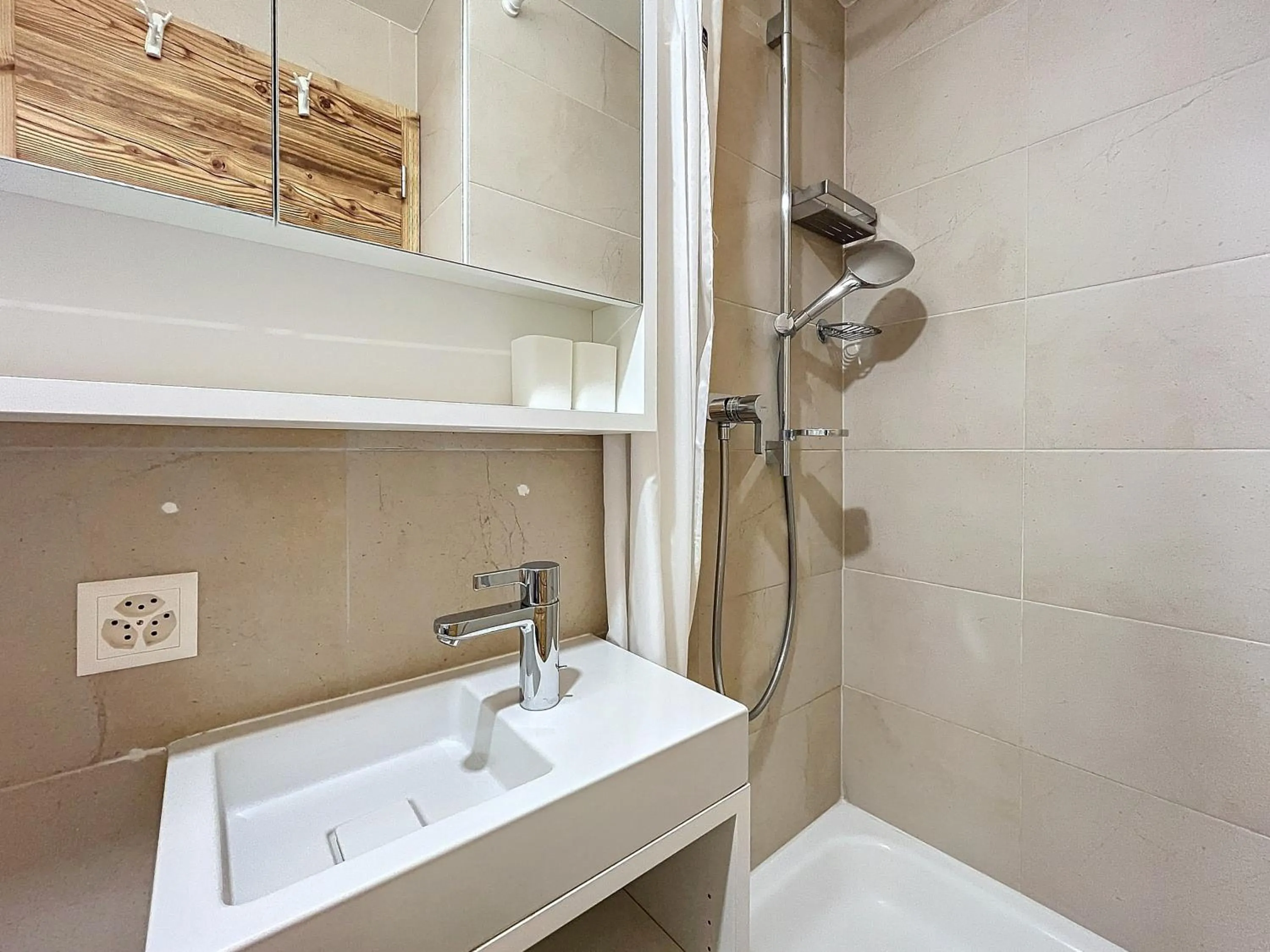 Shower in Crescendo 208