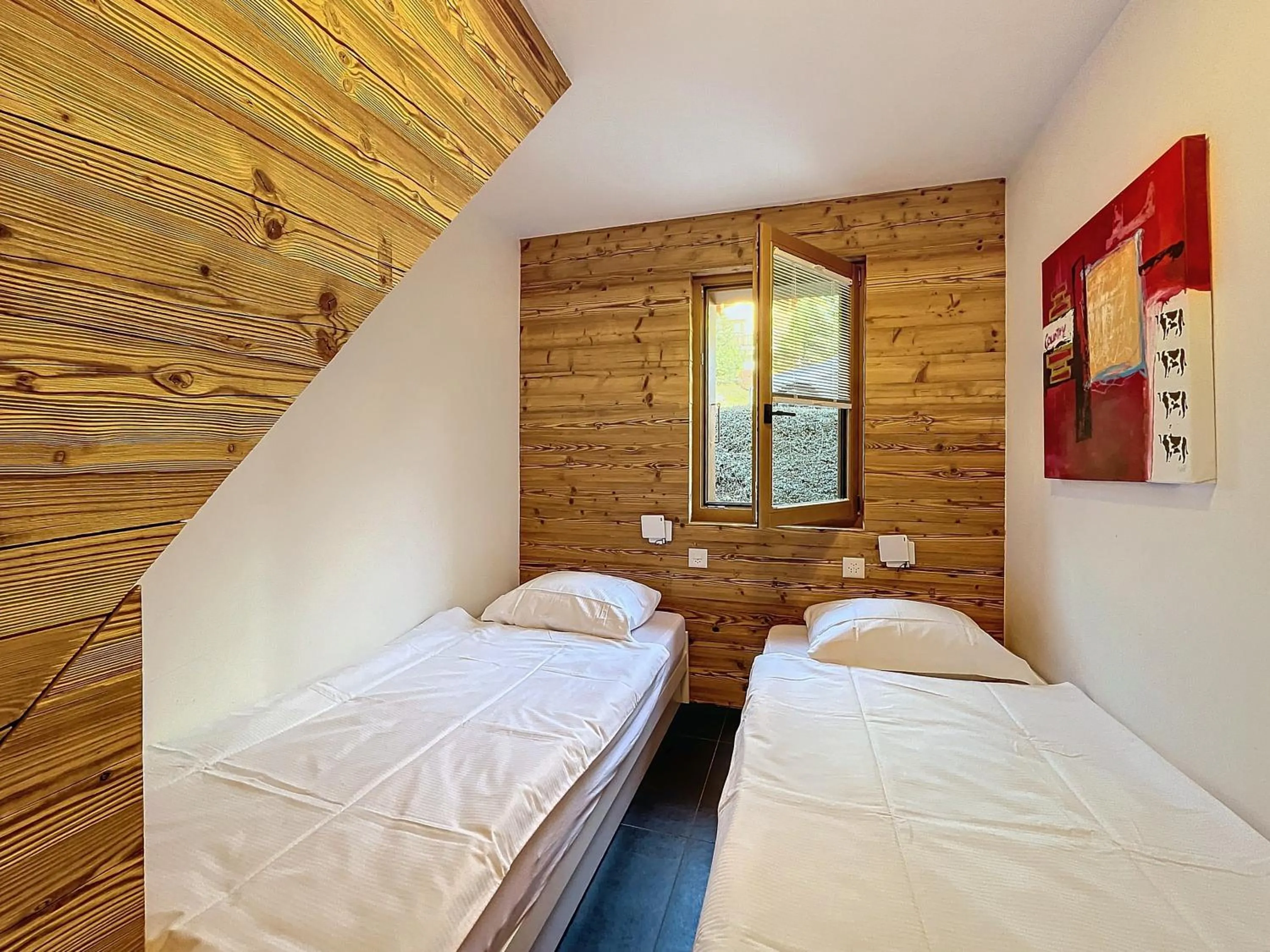 Bedroom, Bed in Crescendo 208