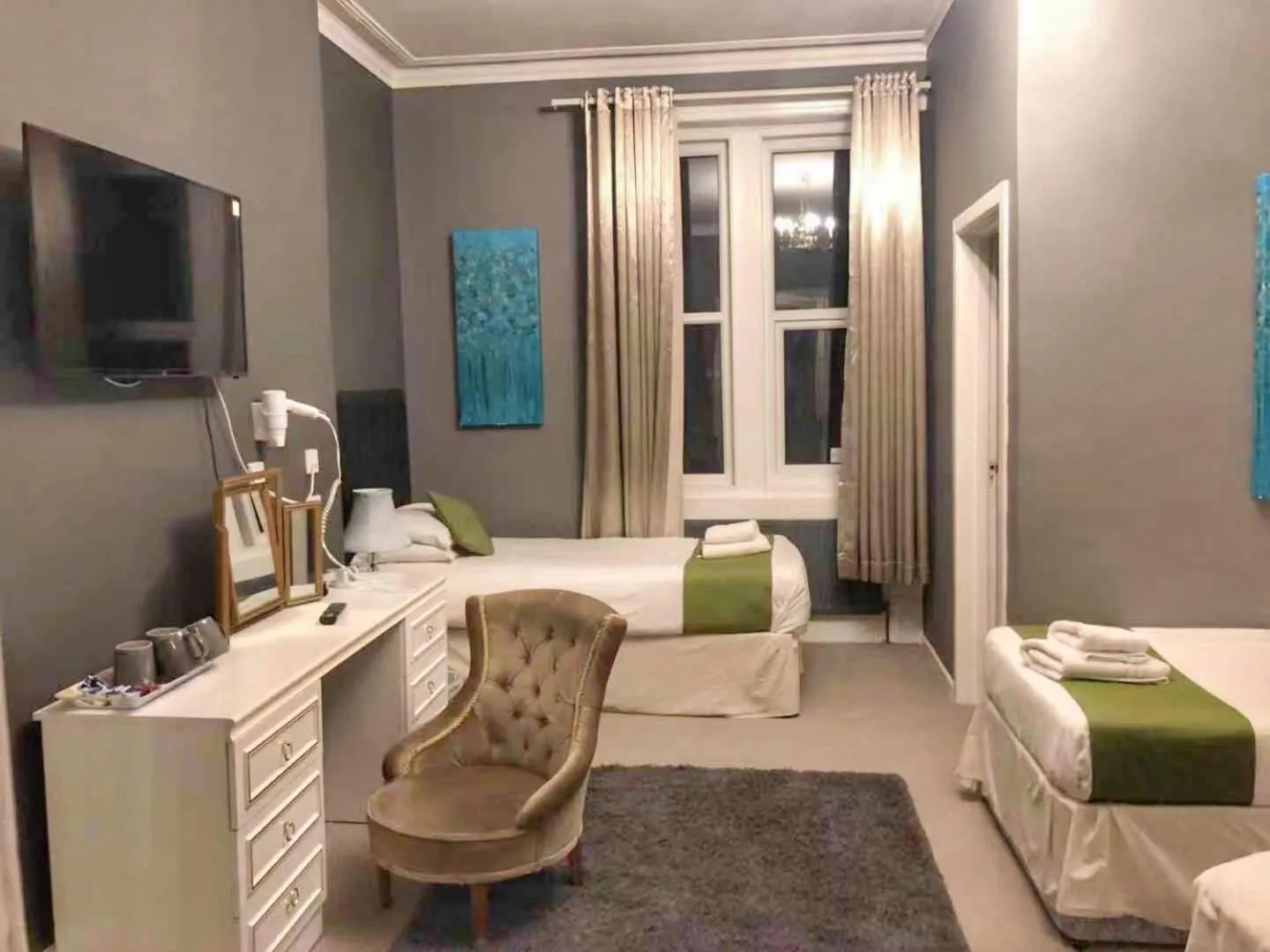 Bed in Kensington Hotel