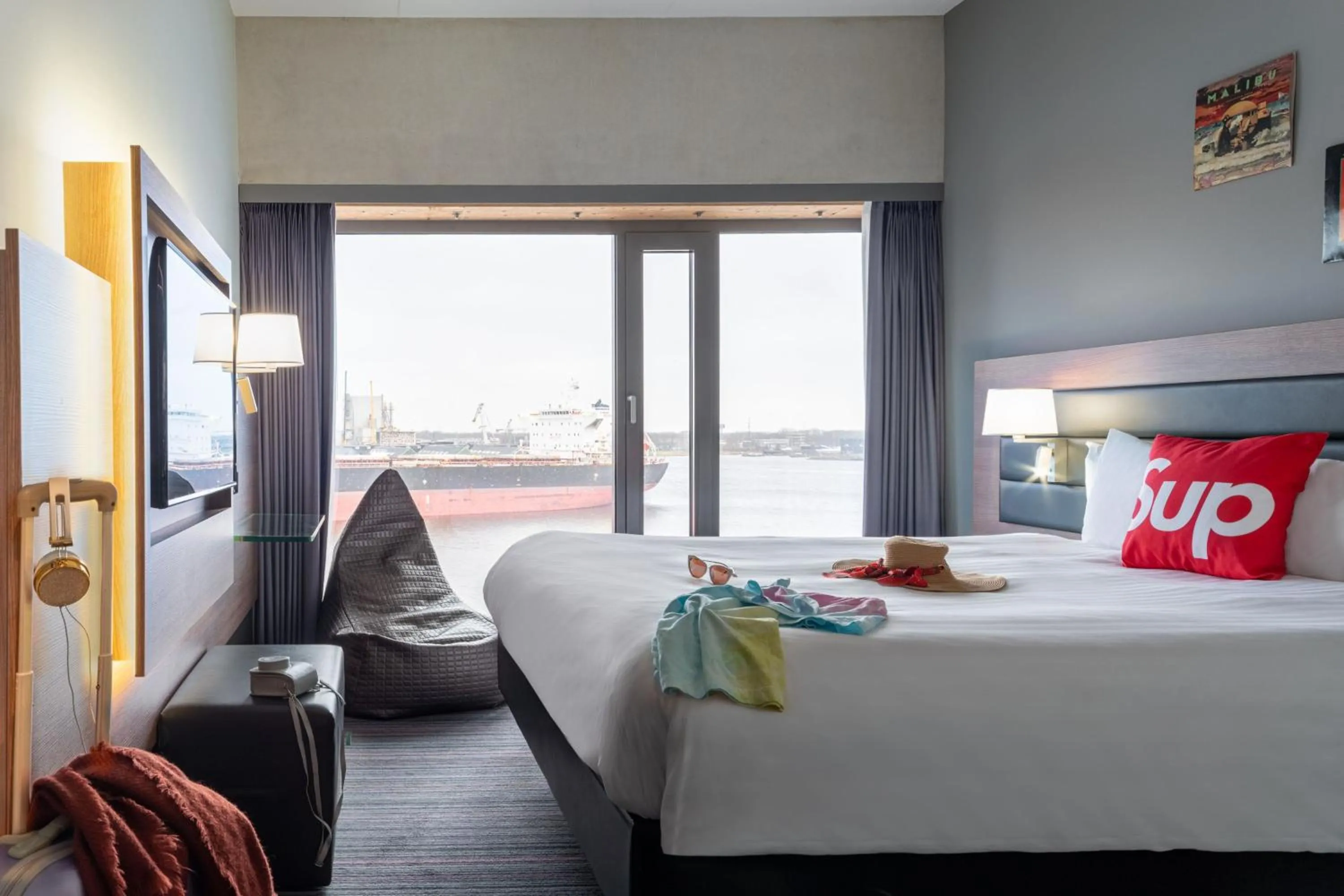 Photo of the whole room, Bed in Moxy Amsterdam Houthavens