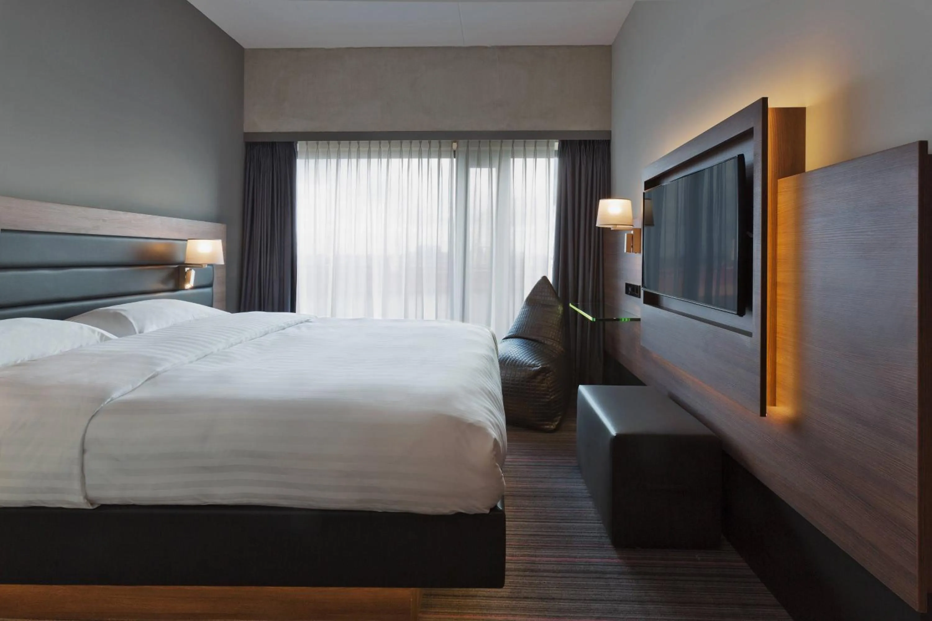 Photo of the whole room, Bed in Moxy Amsterdam Houthavens