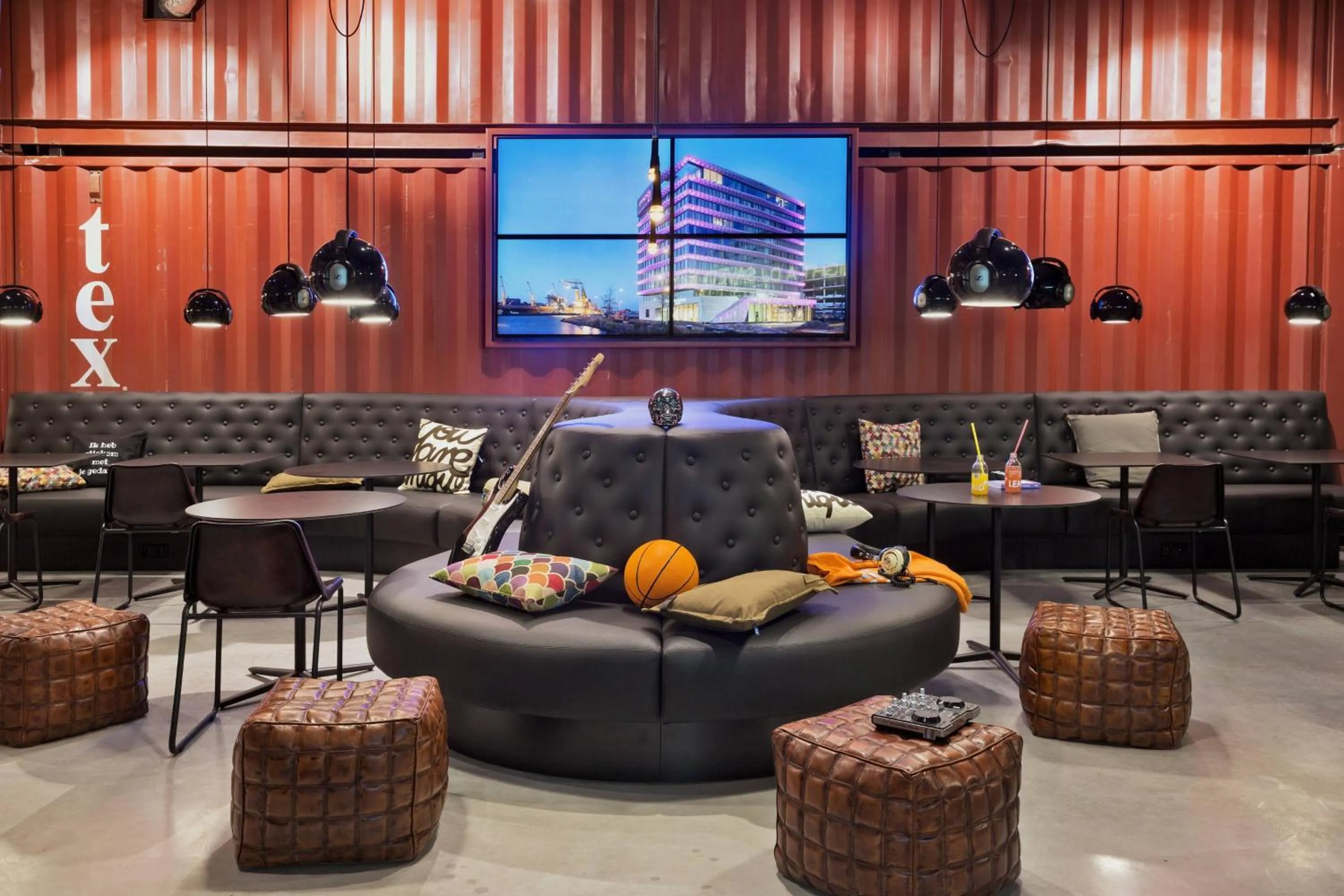 Lounge or bar in Moxy Amsterdam Houthavens