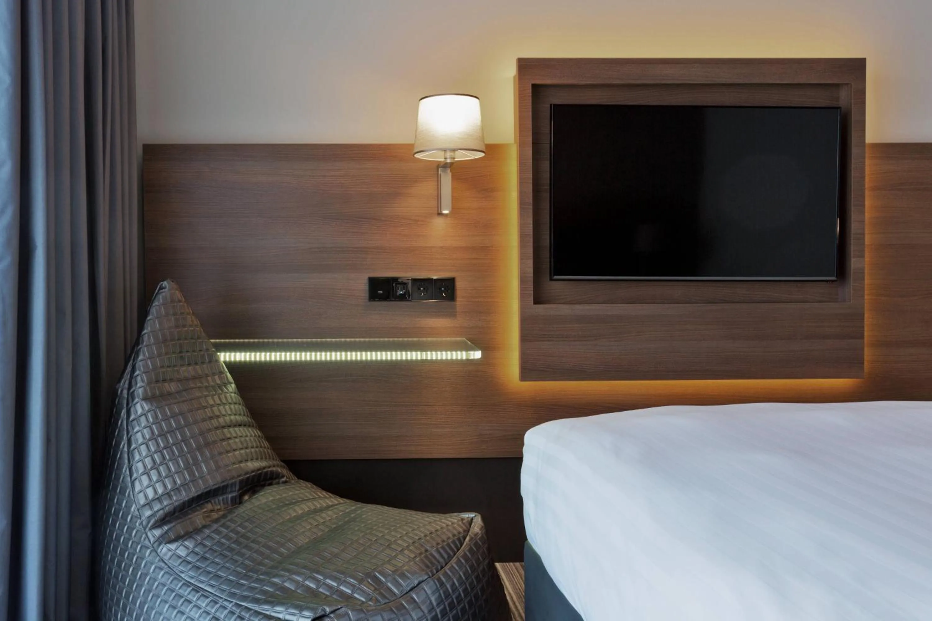 Photo of the whole room, Bed in Moxy Amsterdam Houthavens