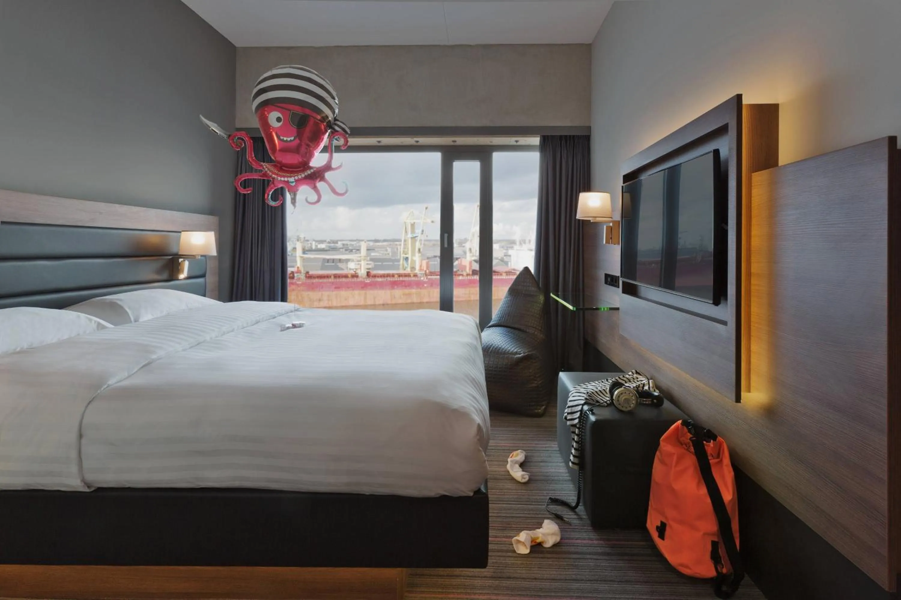 Photo of the whole room, Bed in Moxy Amsterdam Houthavens