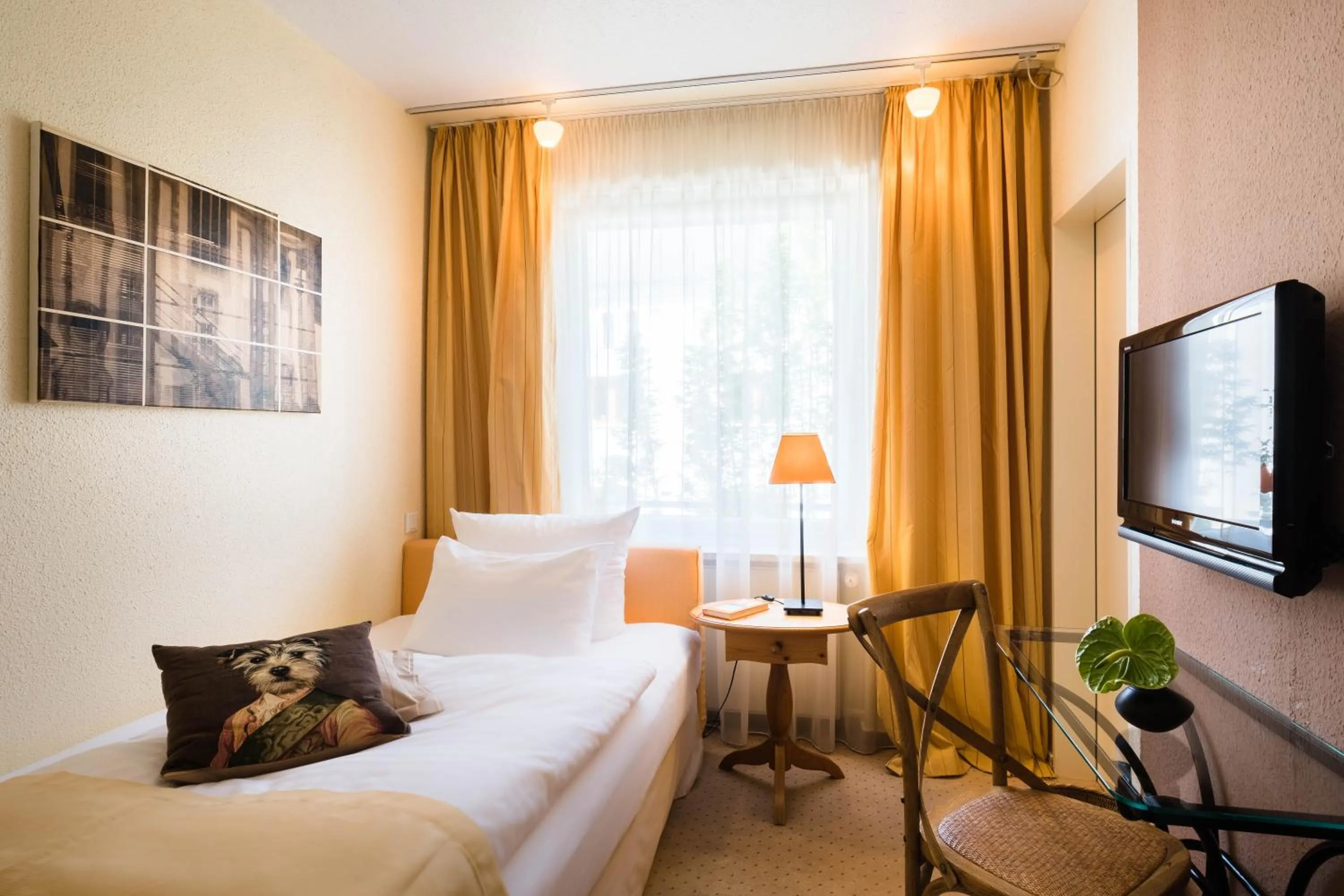 Photo of the whole room, Bed in Hotel zur Mühle