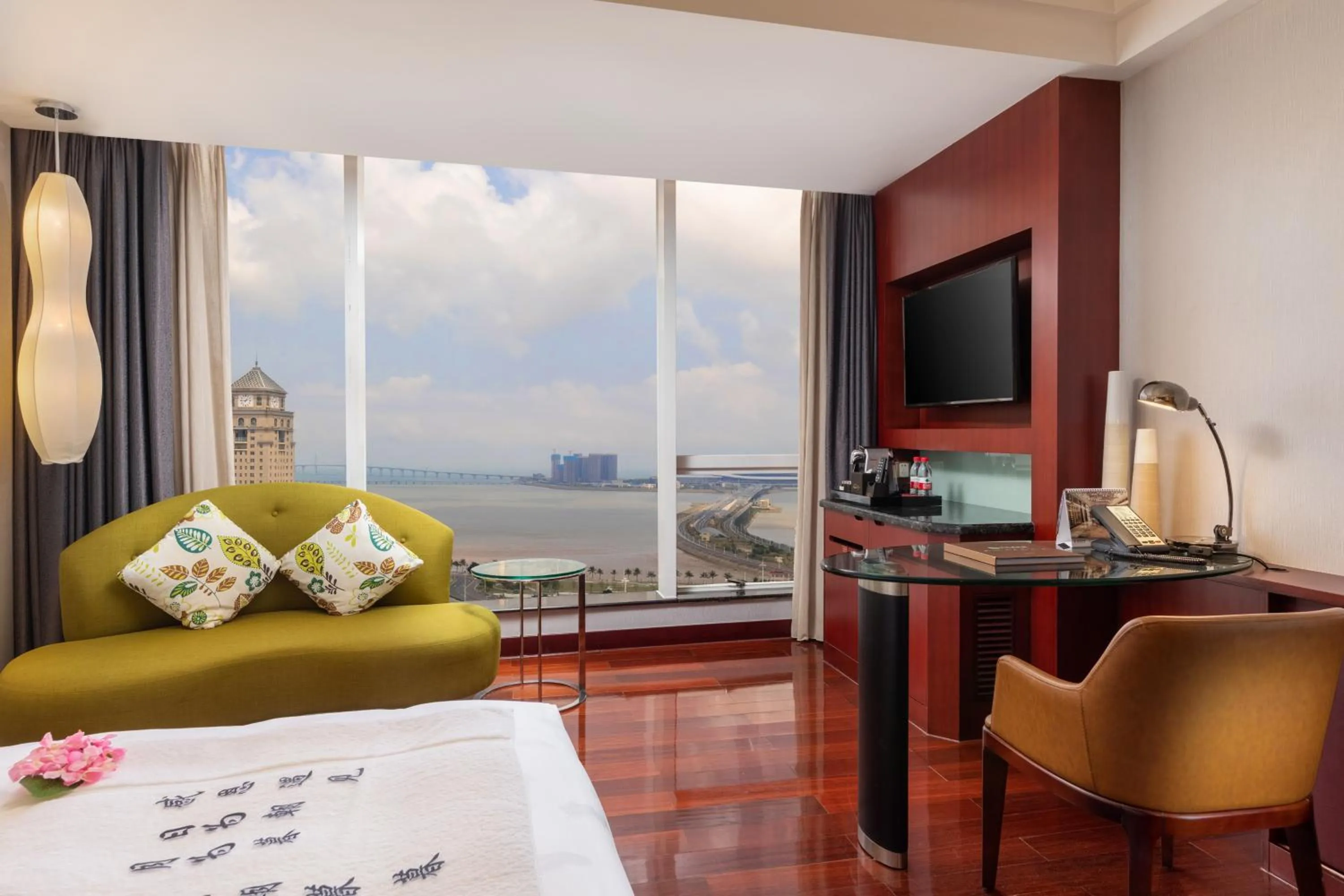 Bed in Zhuhai Charming Holiday Hotel - 24hours stay