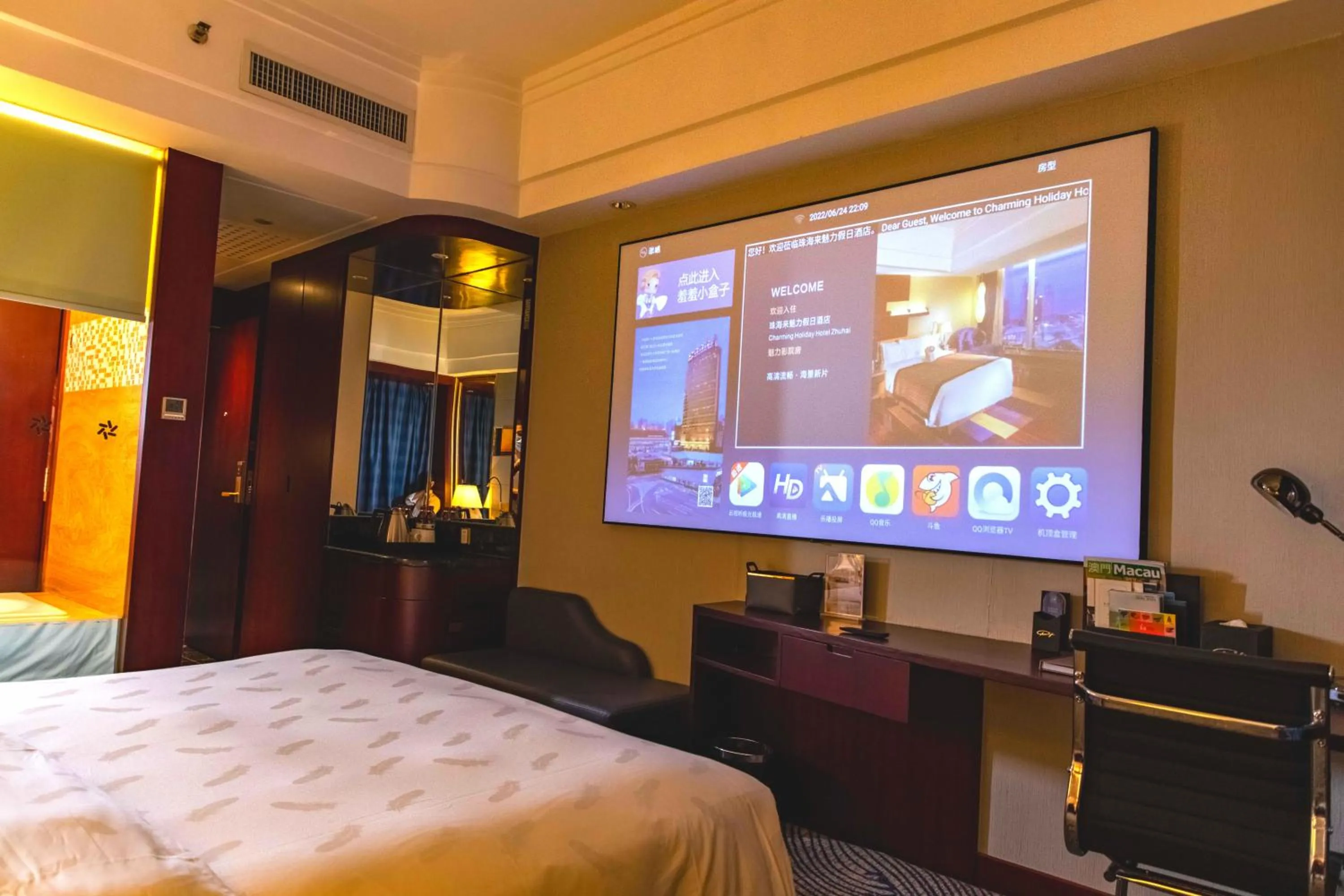 Bed in Zhuhai Charming Holiday Hotel - 24hours stay