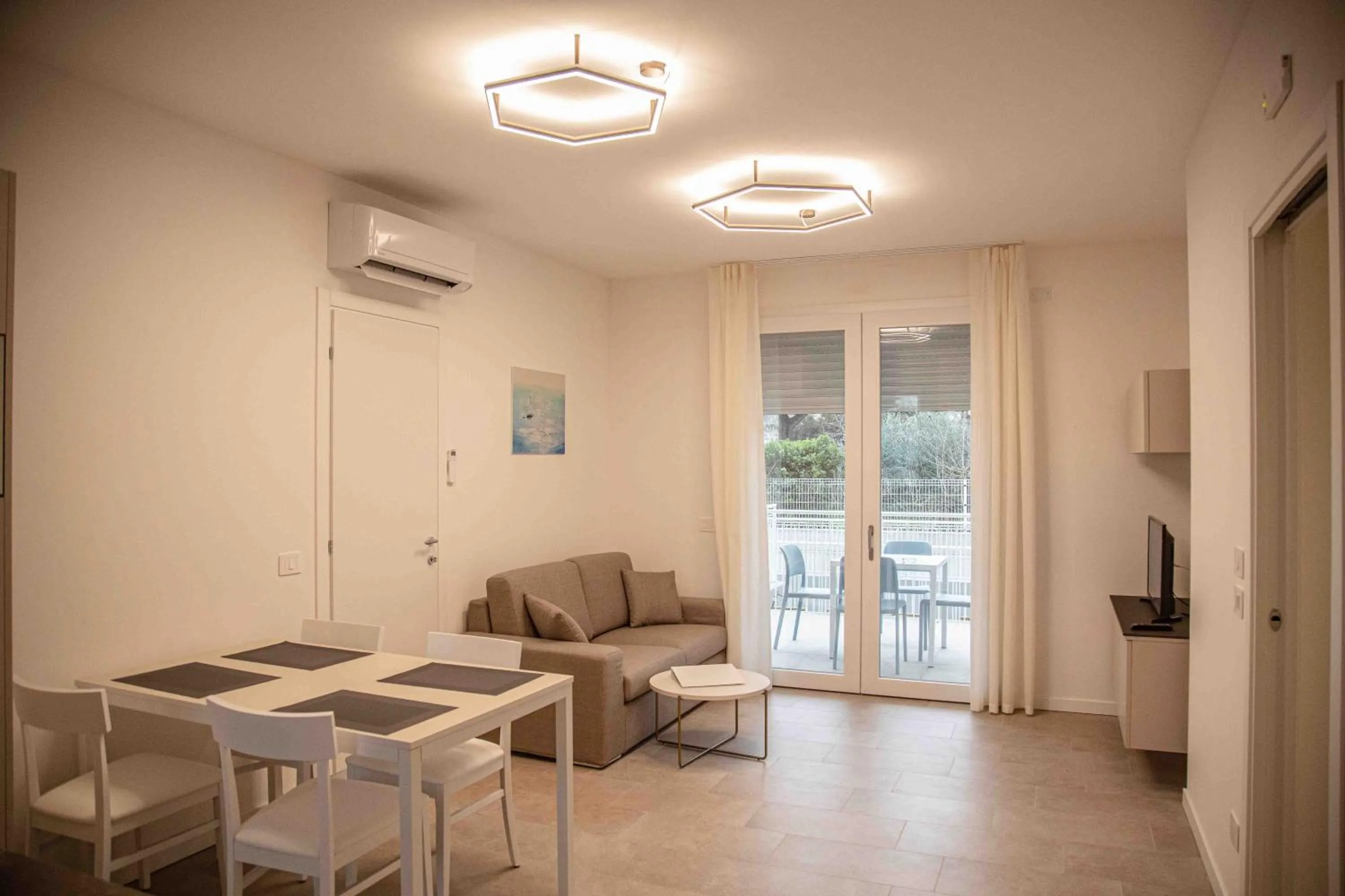 TV and multimedia in The Green Park Hotel WellnessSpa & Restaurant