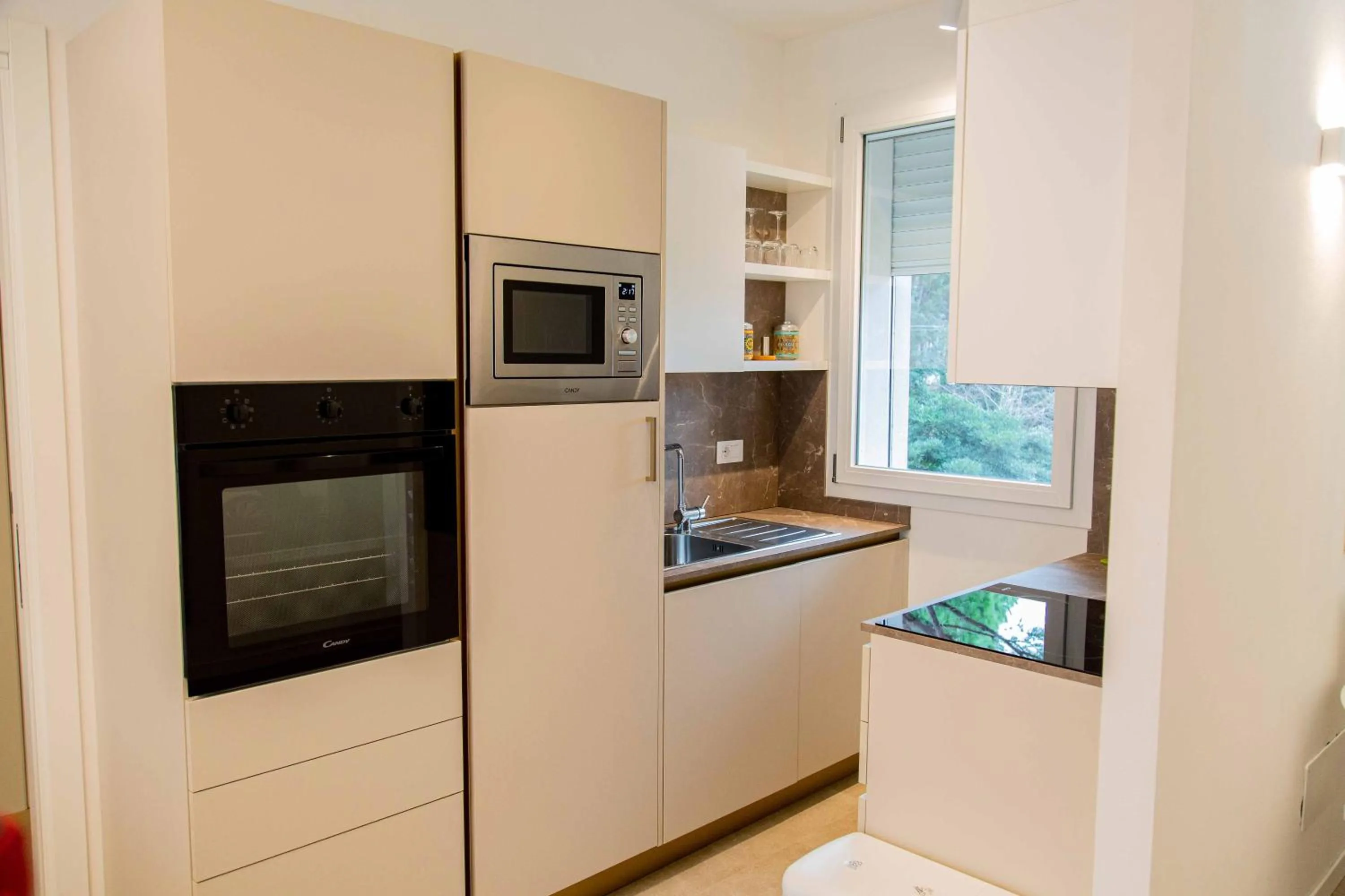 microwave in The Green Park Hotel WellnessSpa & Restaurant