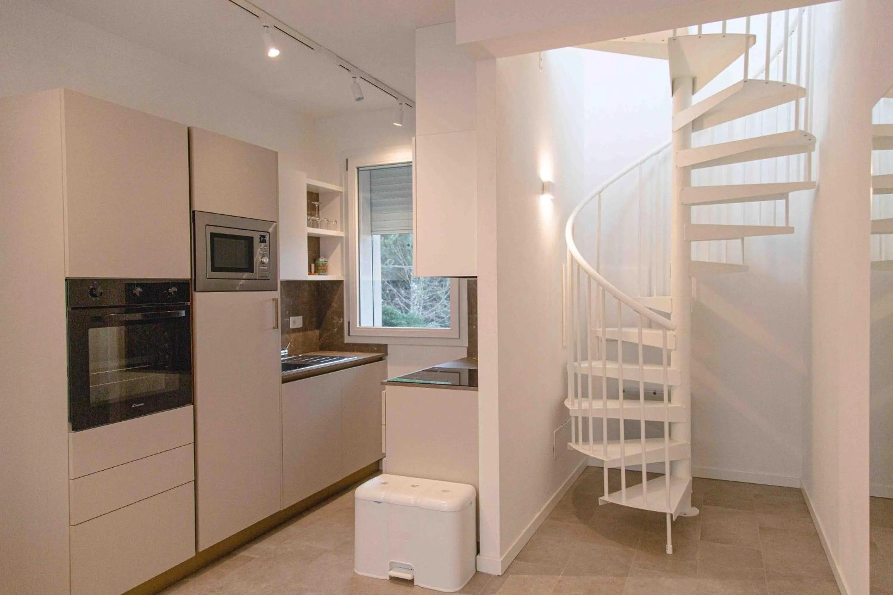 microwave in The Green Park Hotel WellnessSpa & Restaurant