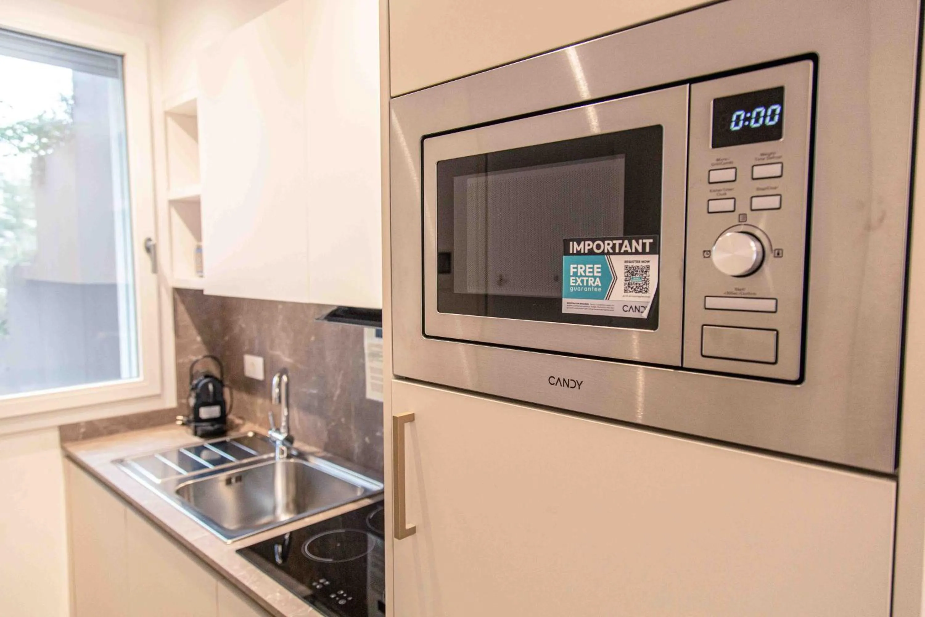 microwave in The Green Park Hotel WellnessSpa & Restaurant