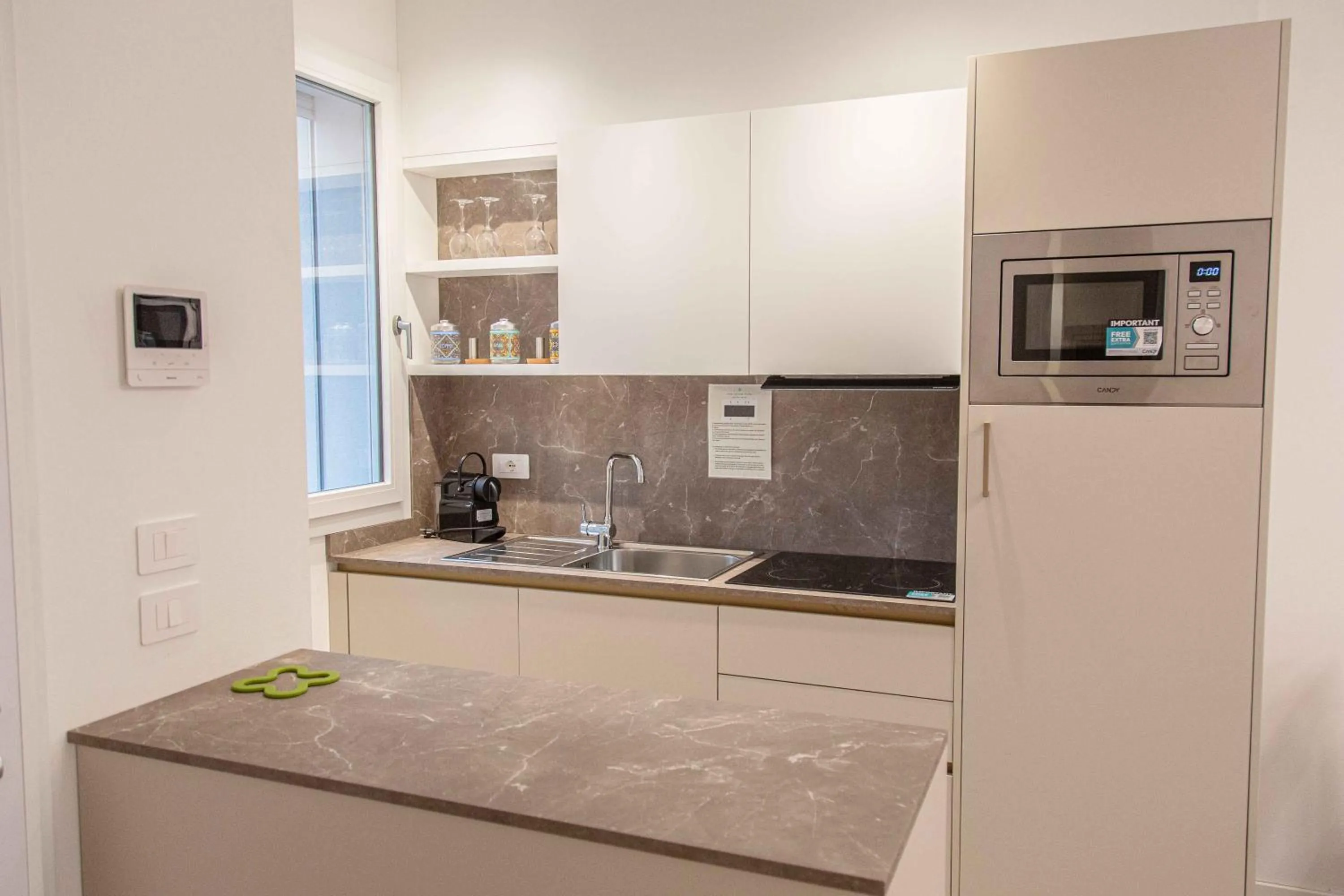 microwave in The Green Park Hotel WellnessSpa & Restaurant