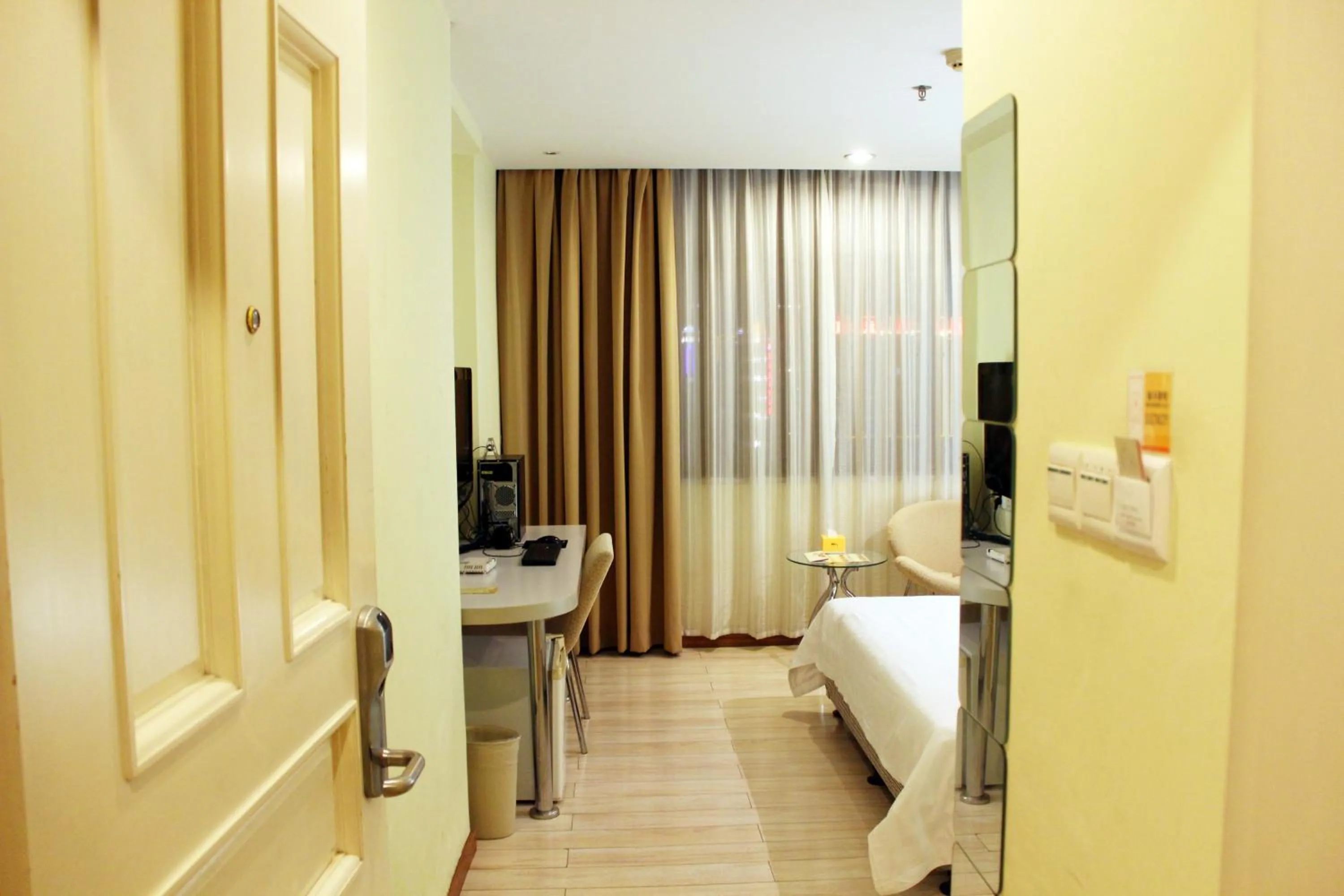 Superior King Room with upgraded WIFI (all nationalities can check in) in Shenzhen Green Oasis Hotel, Baoan