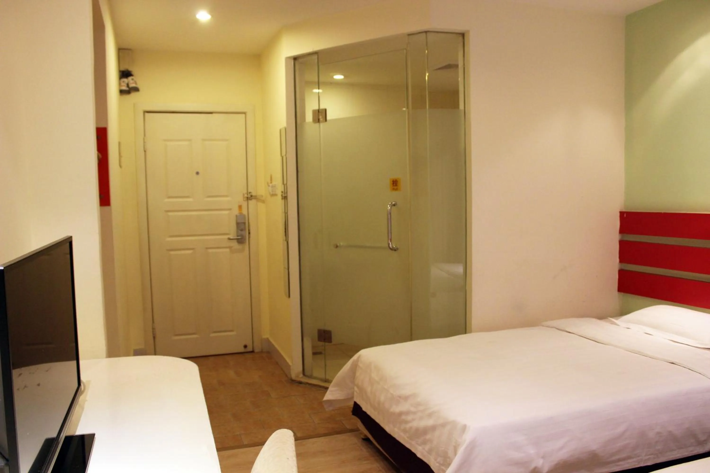 Photo of the whole room, Bed in Shenzhen Green Oasis Hotel, Baoan