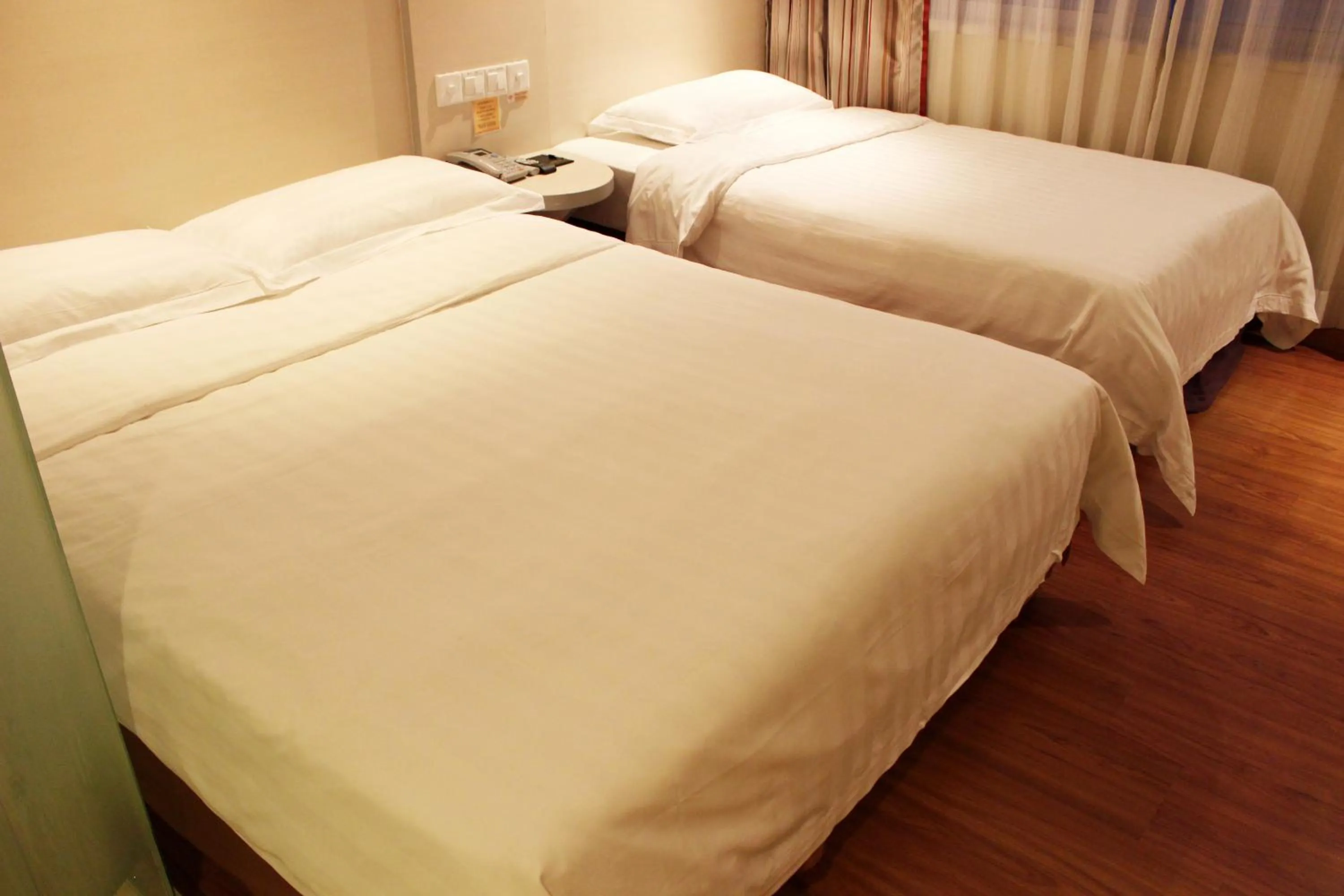 Photo of the whole room, Bed in Shenzhen Green Oasis Hotel, Baoan