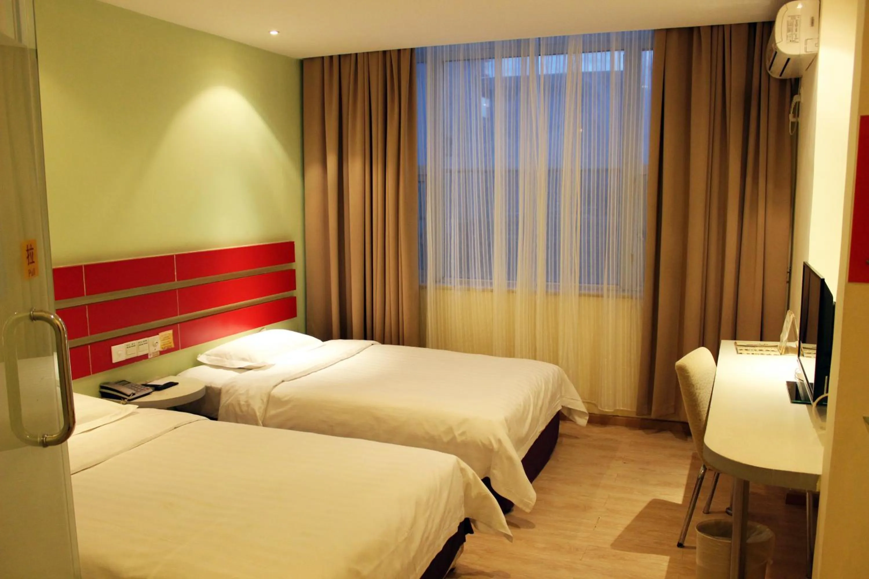 Bedroom, Bed in Shenzhen Green Oasis Hotel, Baoan