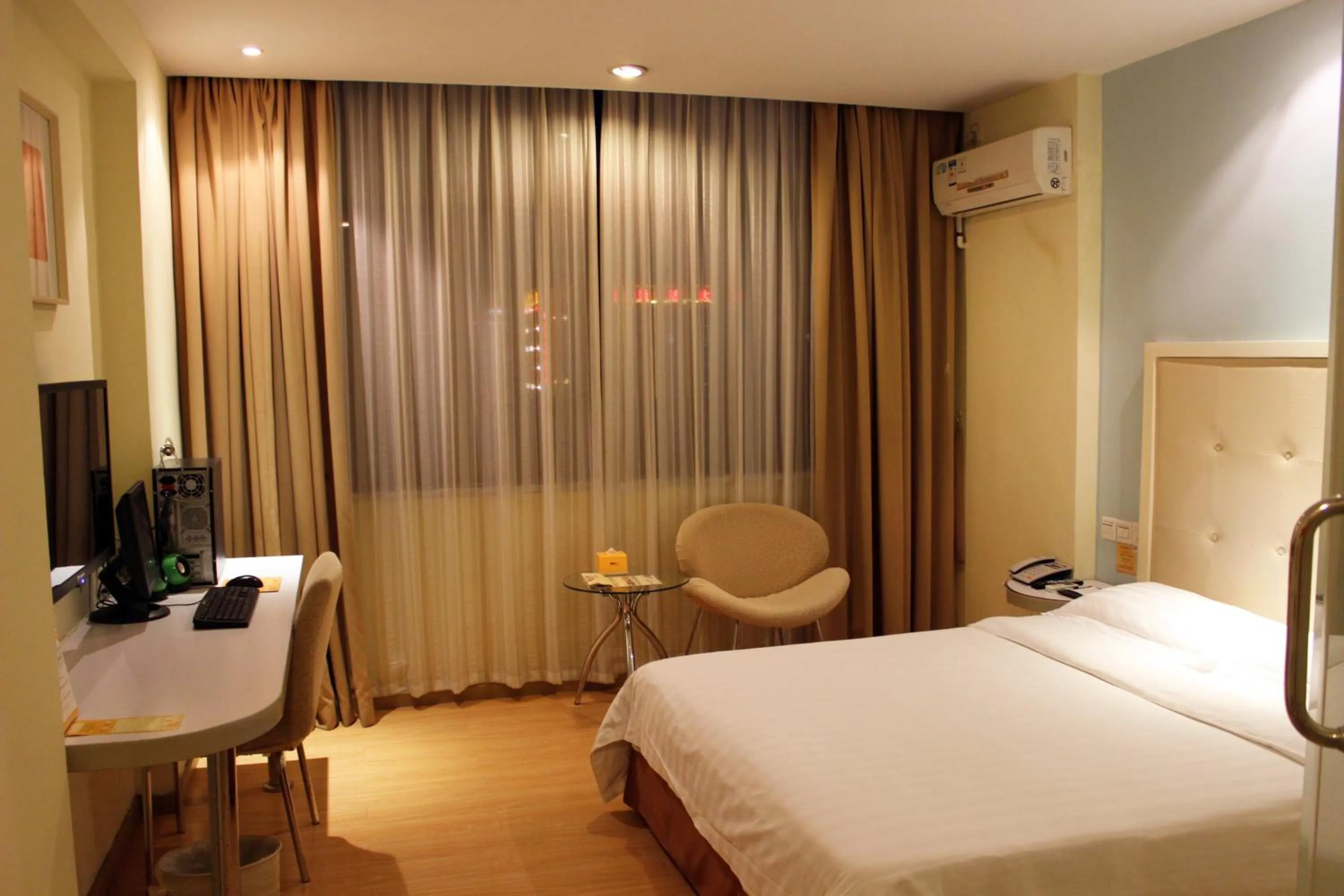 Photo of the whole room, Bed in Shenzhen Green Oasis Hotel, Baoan