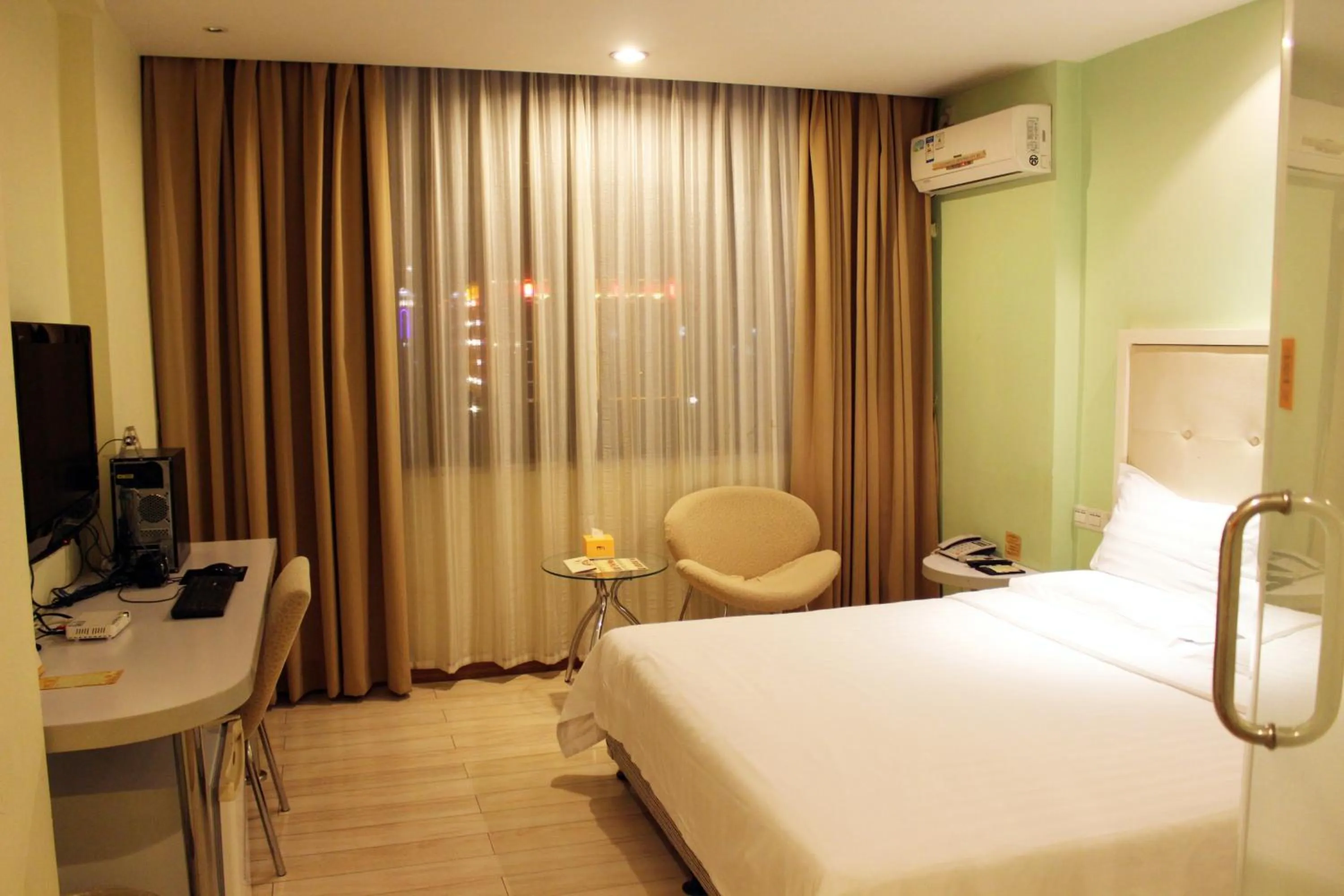 Photo of the whole room, Bed in Shenzhen Green Oasis Hotel, Baoan