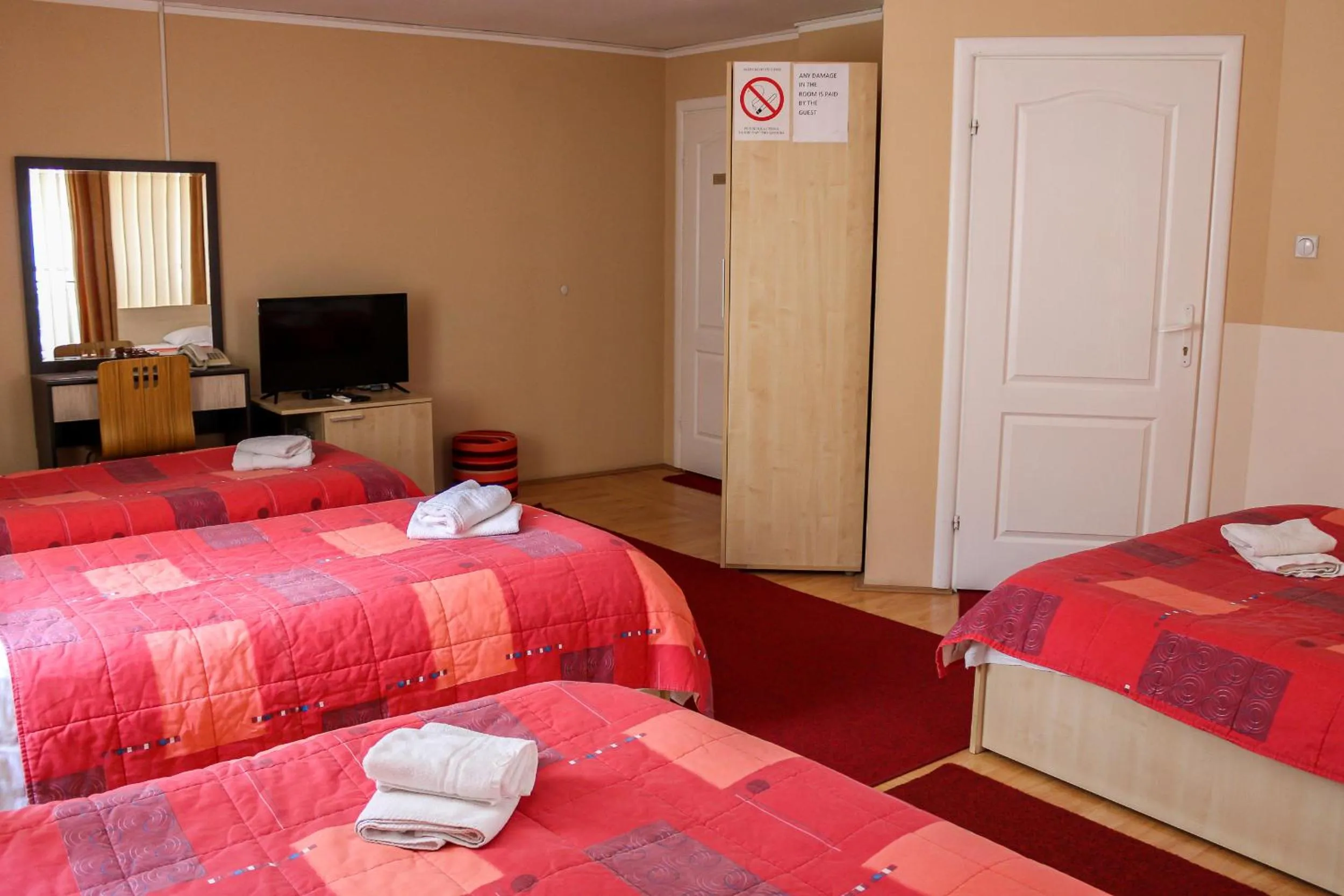 Communal lounge/ TV room, Bed in Bed and Breakfast Majesty