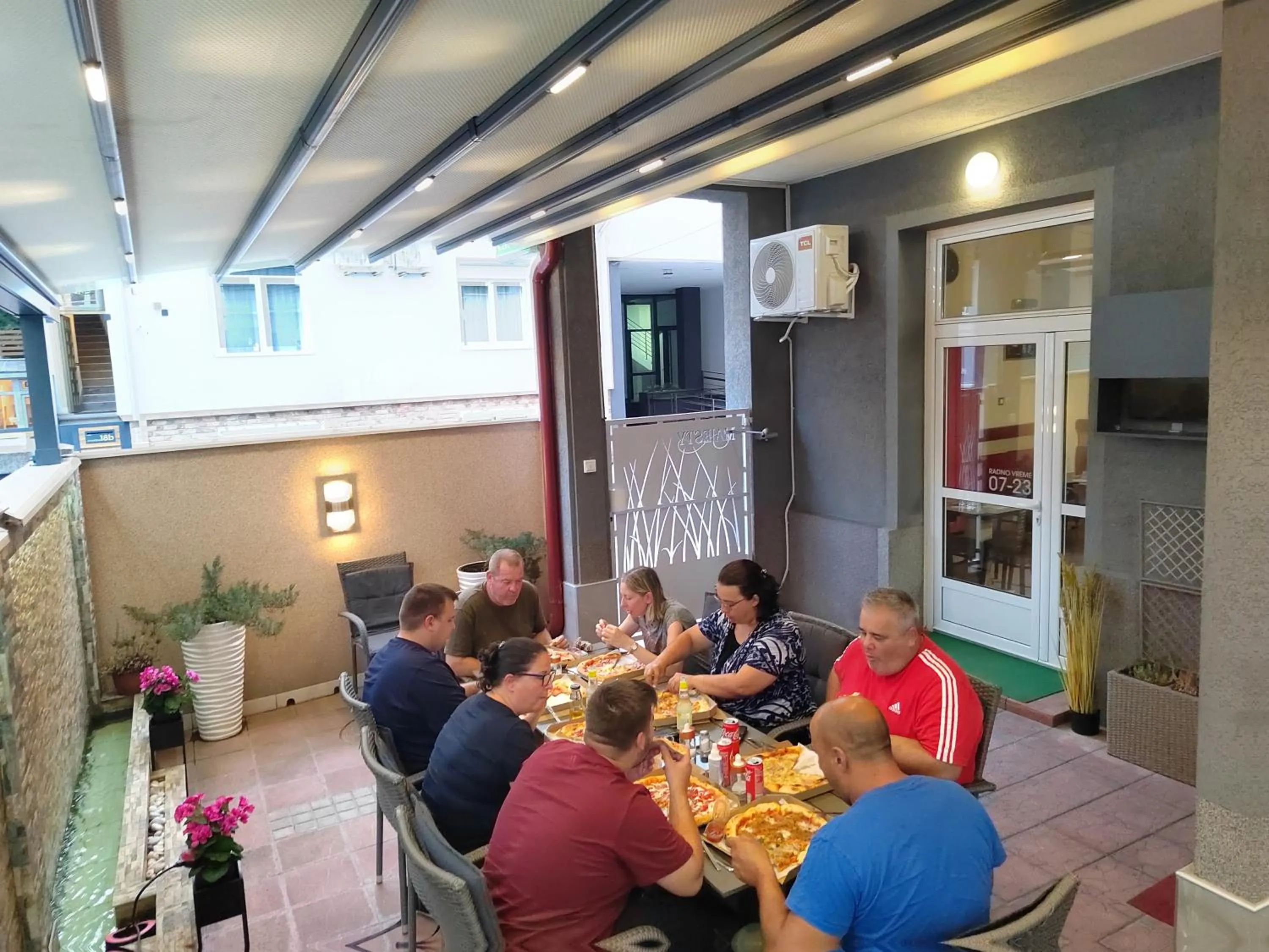 Dinner in Bed and Breakfast Majesty