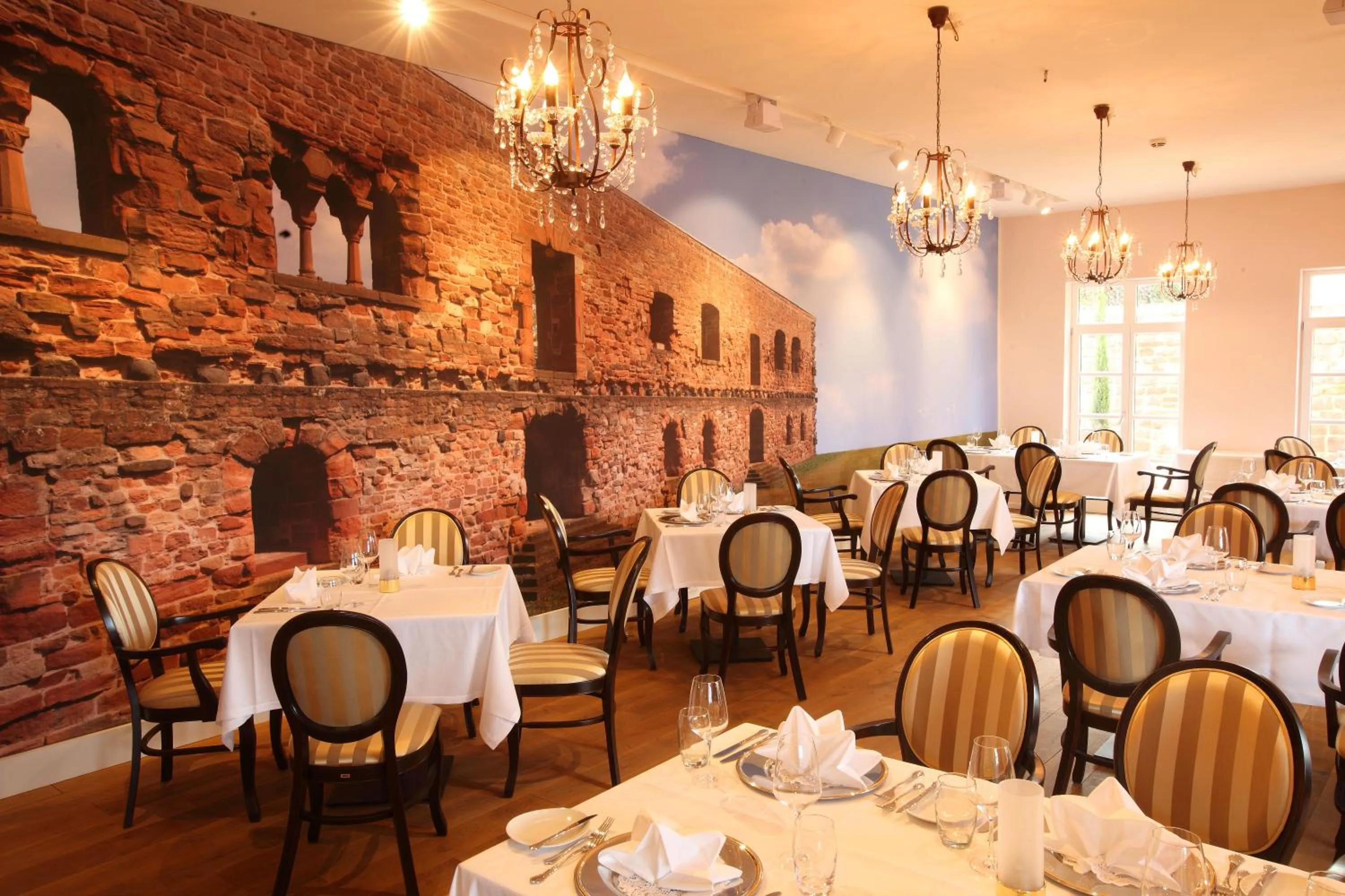 Restaurant/places to eat in Hotel MainChateau