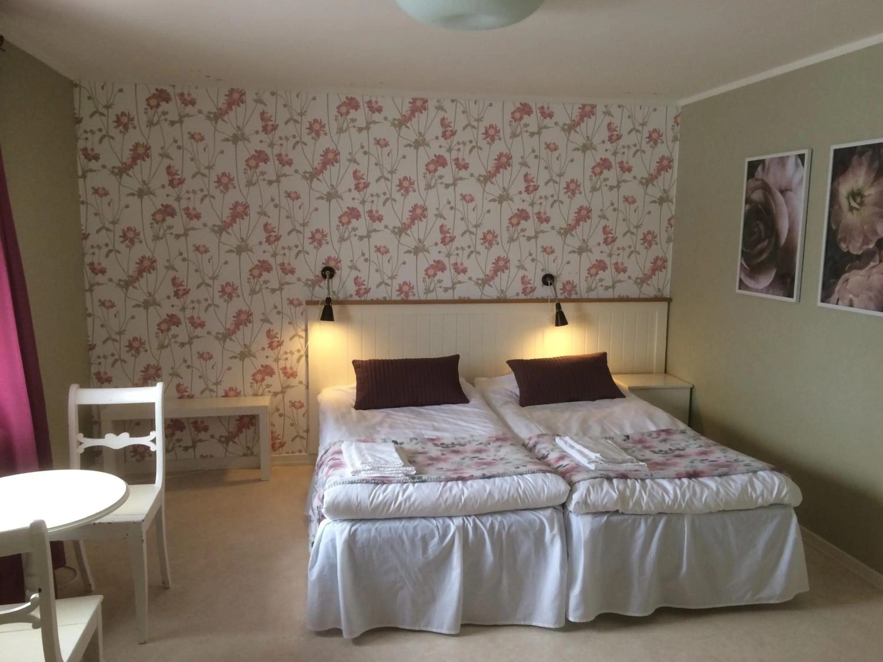 Bed in Hotell Paradis