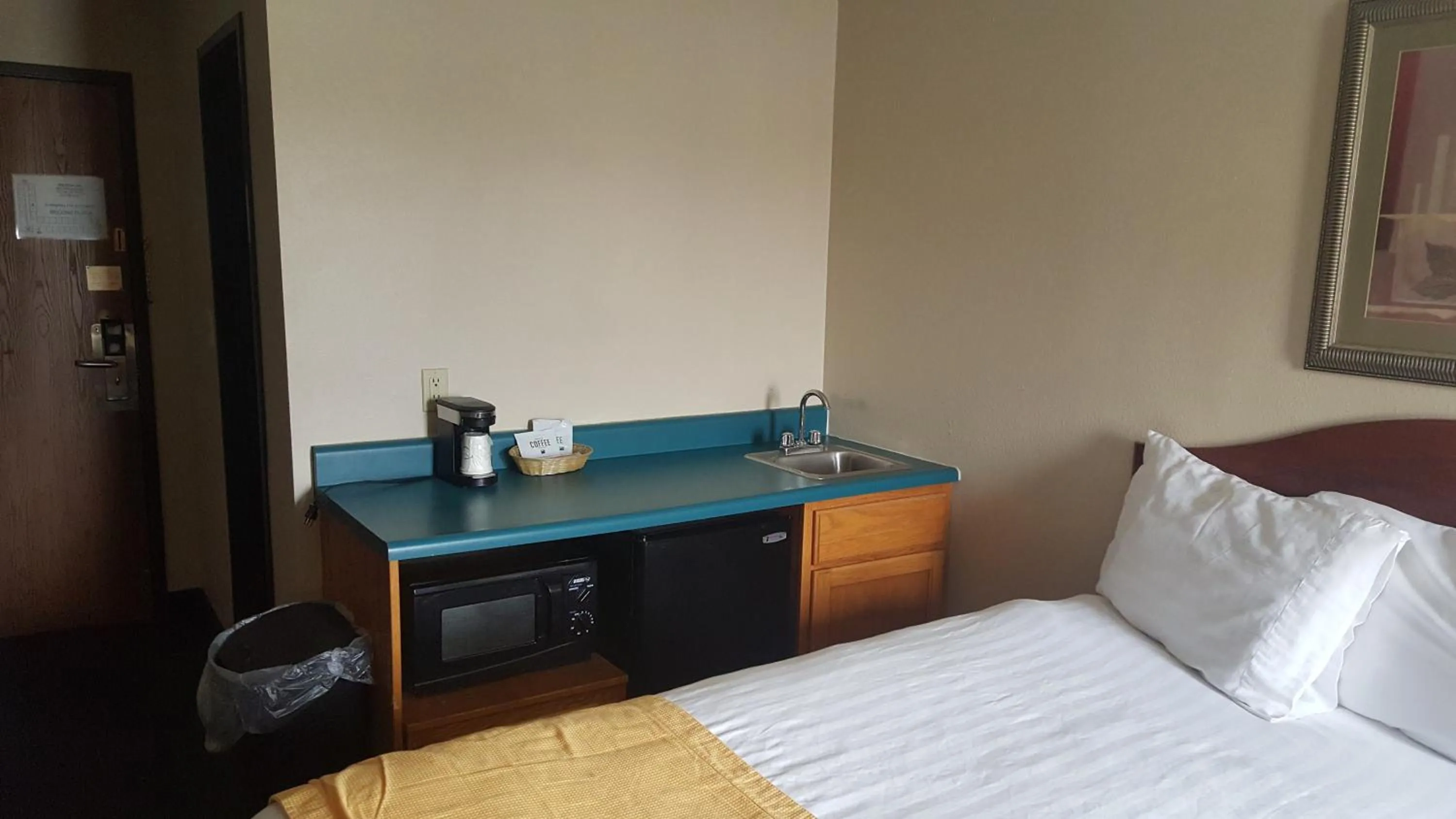 Kitchen or kitchenette, Bed in Americas Best Value Inn St. Louis / South
