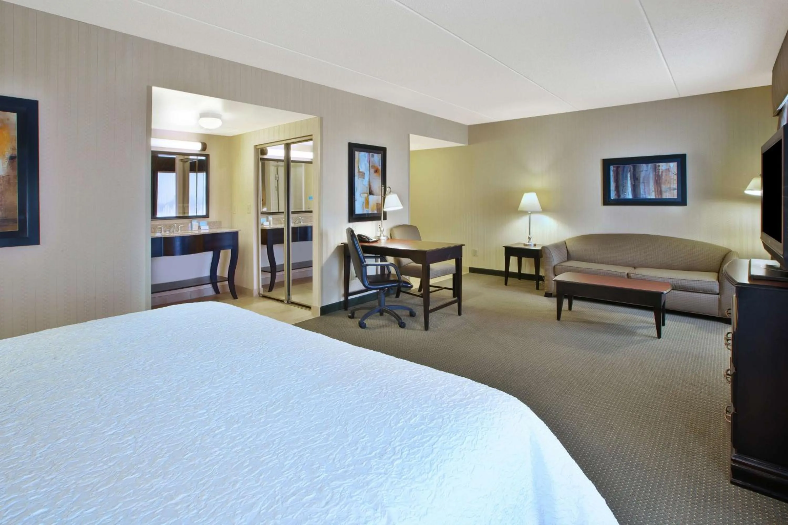 Bedroom, Bed in Hampton Inn & Suites Plattsburgh