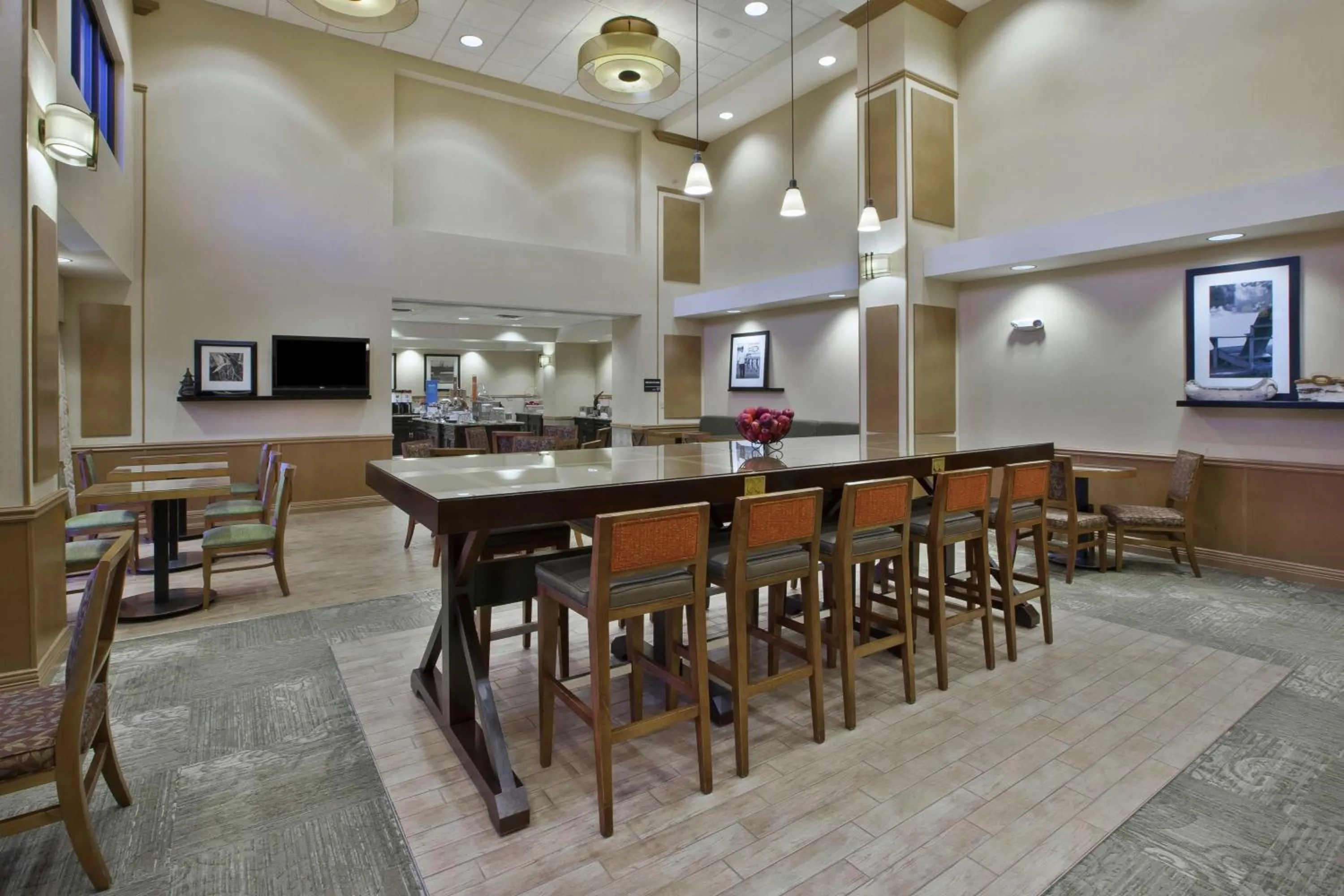 Dining area in Hampton Inn & Suites Plattsburgh