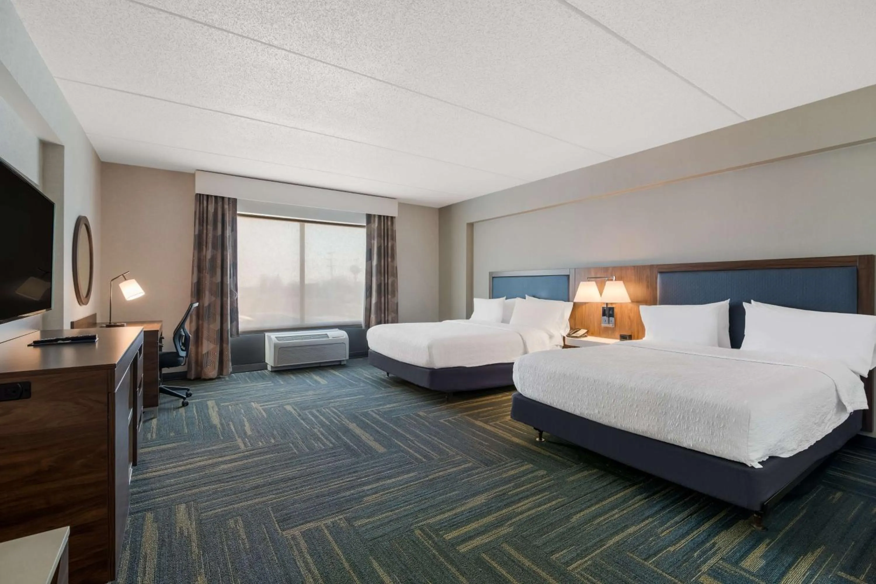 Bed in Hampton Inn & Suites Plattsburgh