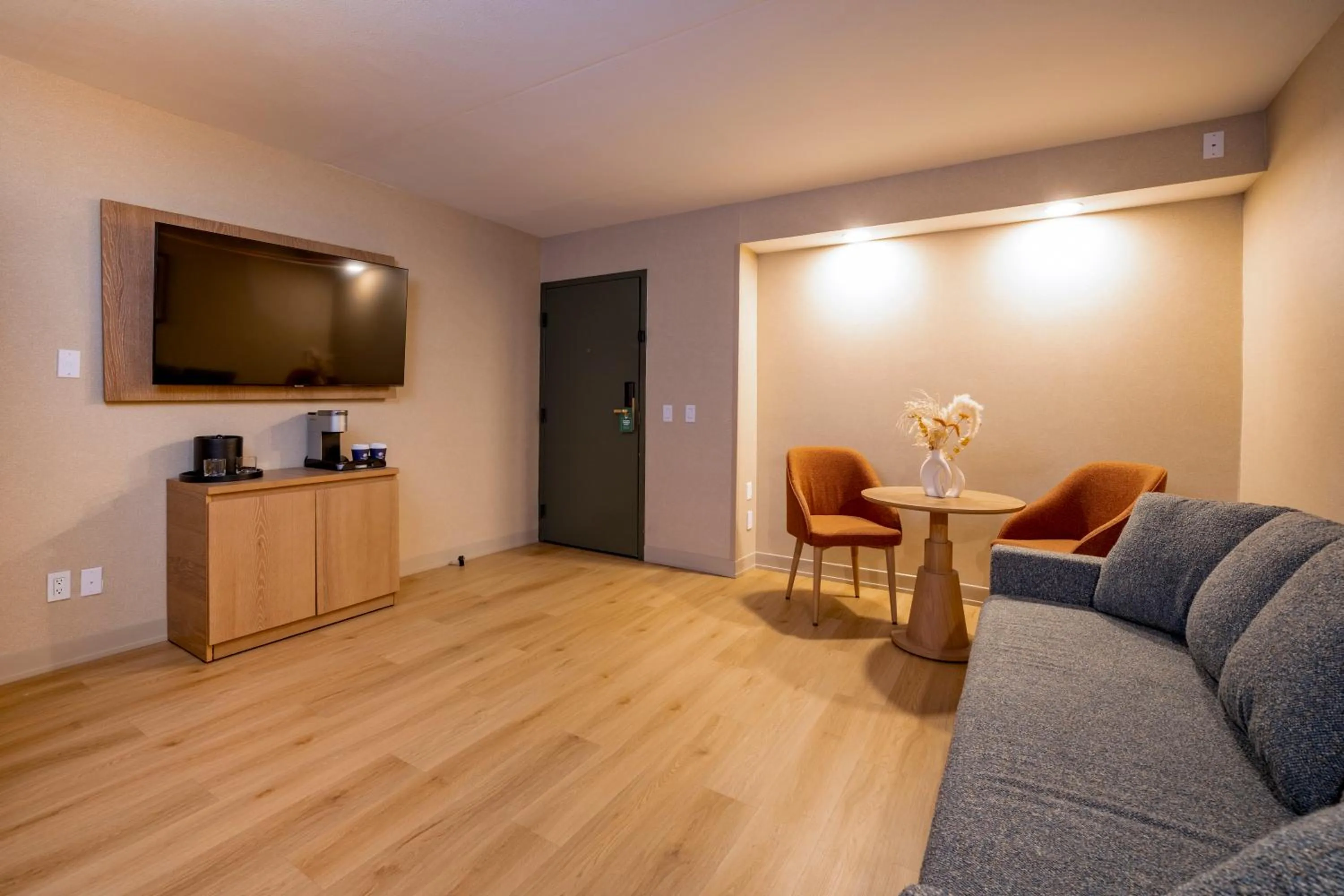 Living room in DoubleTree by Hilton Wilkes-Barre