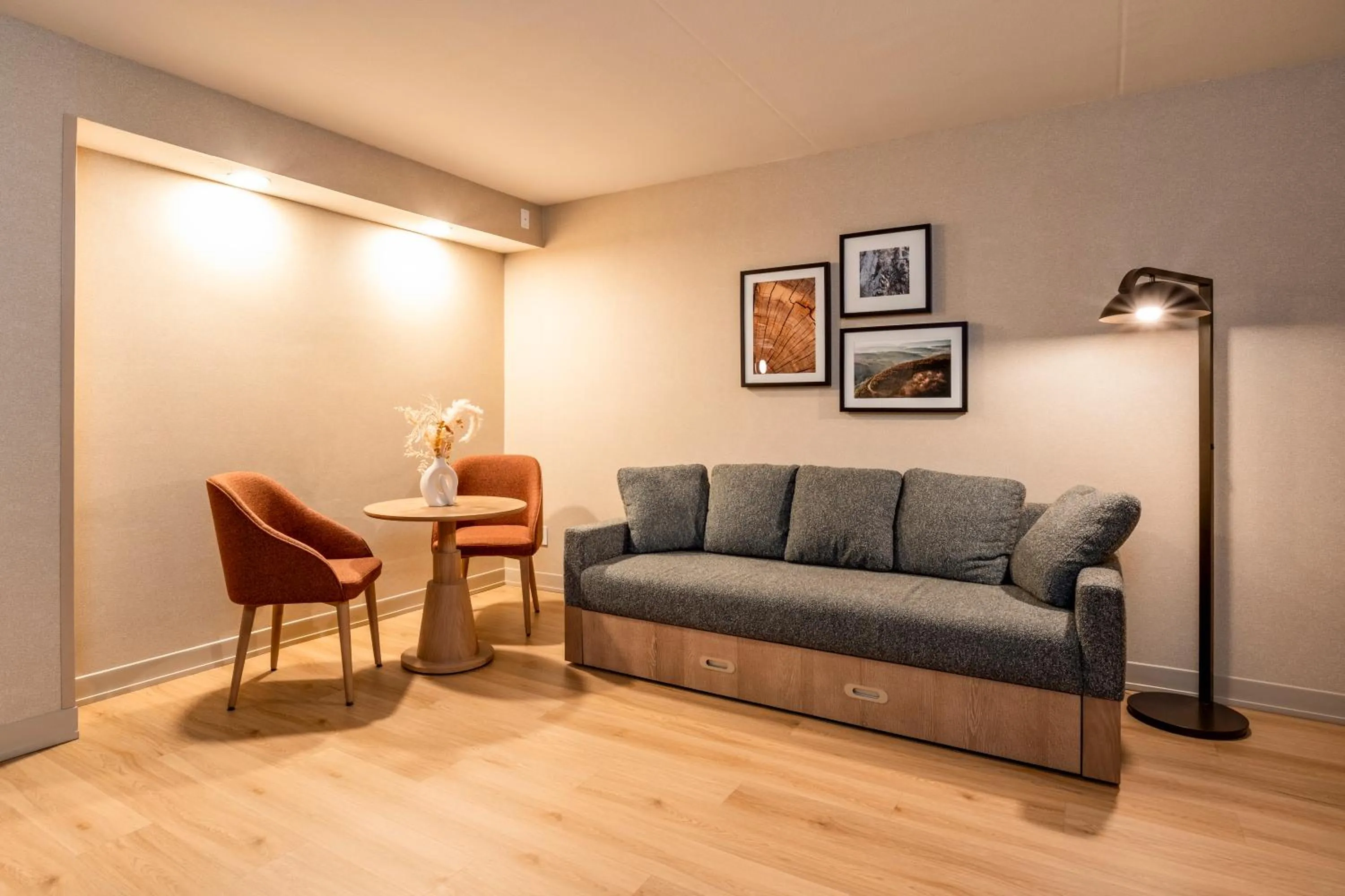 Living room in DoubleTree by Hilton Wilkes-Barre