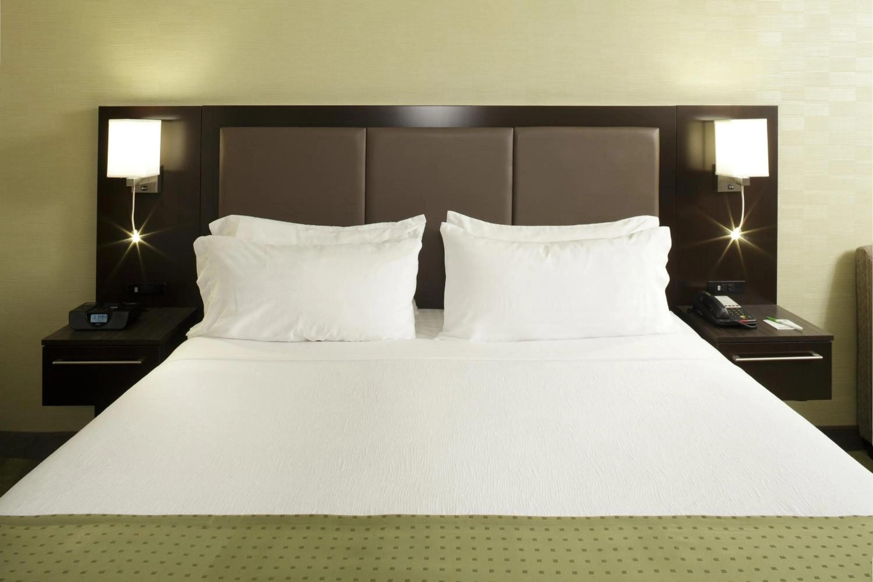 Bed in Holiday Inn Wilkes Barre - East Mountain by IHG