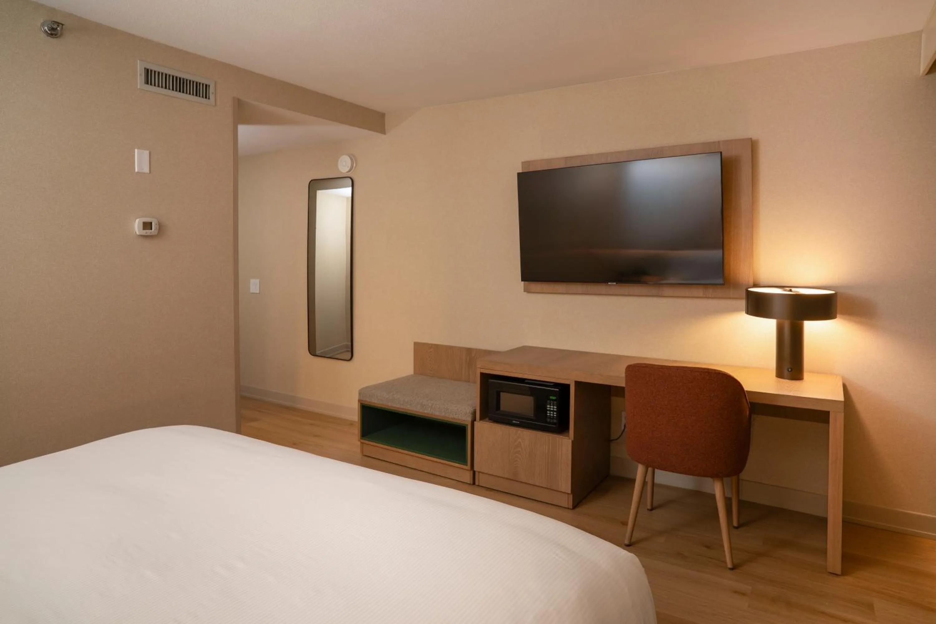 Bedroom, Bed in DoubleTree by Hilton Wilkes-Barre