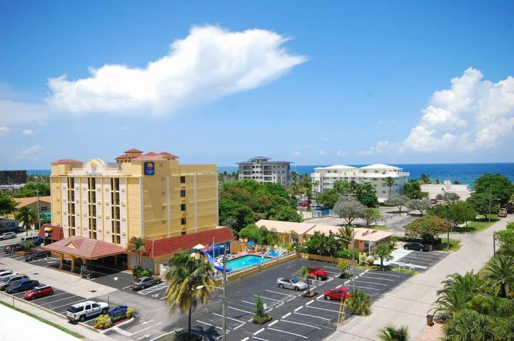 Property building in Comfort Inn Oceanside Deerfield Beach