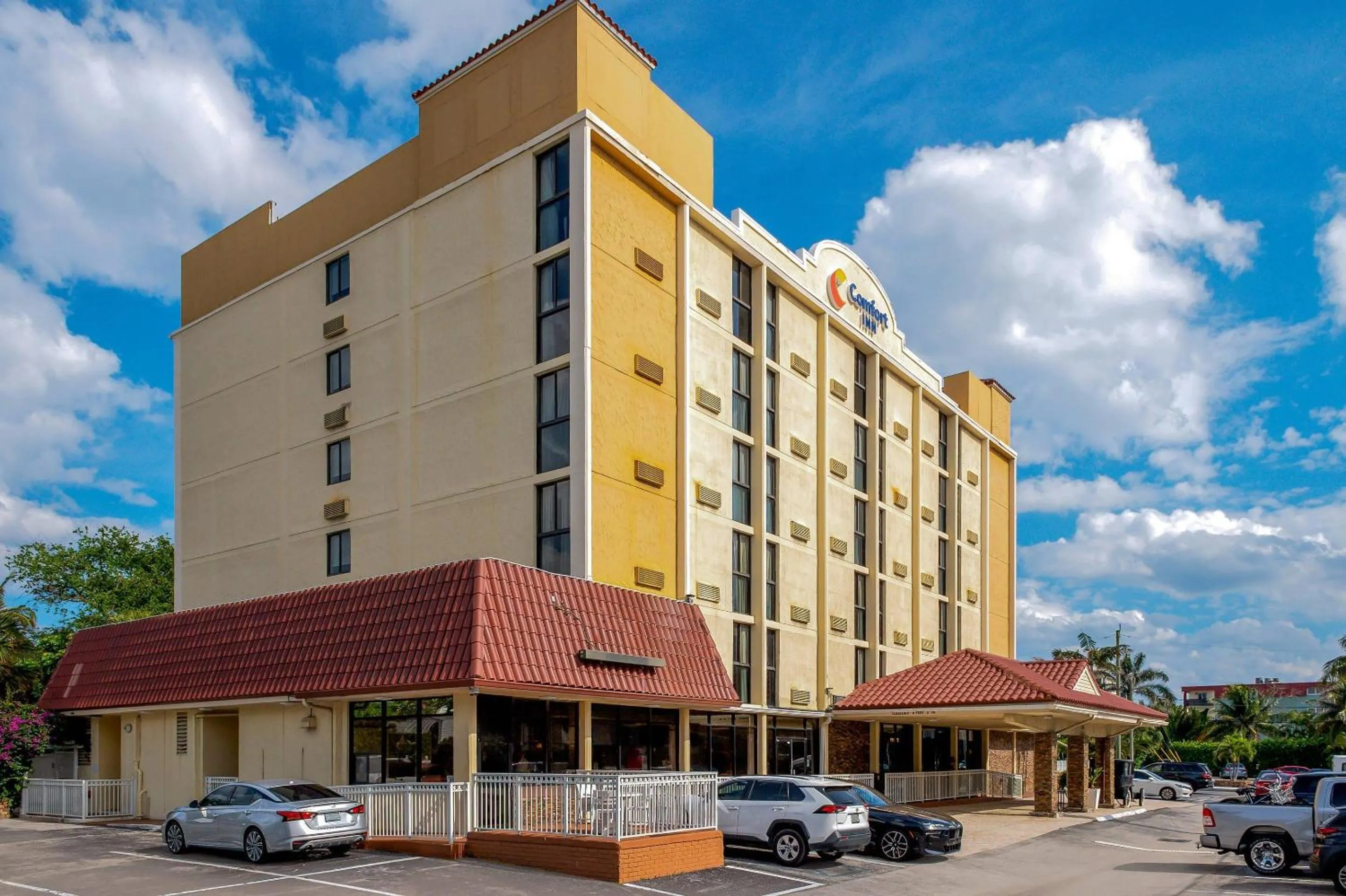 Property building in Comfort Inn Oceanside Deerfield Beach