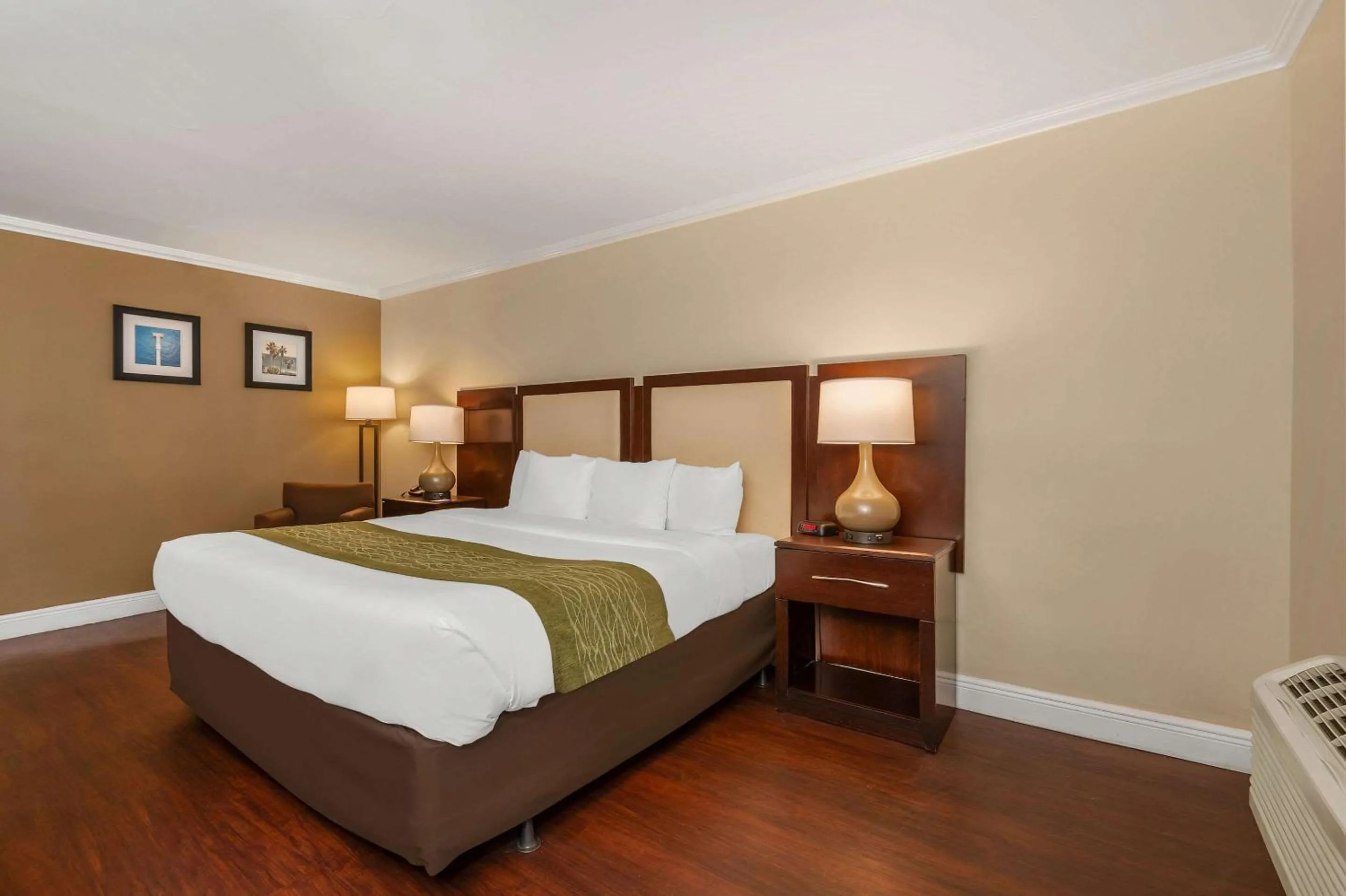 Bedroom in Comfort Inn Oceanside Deerfield Beach