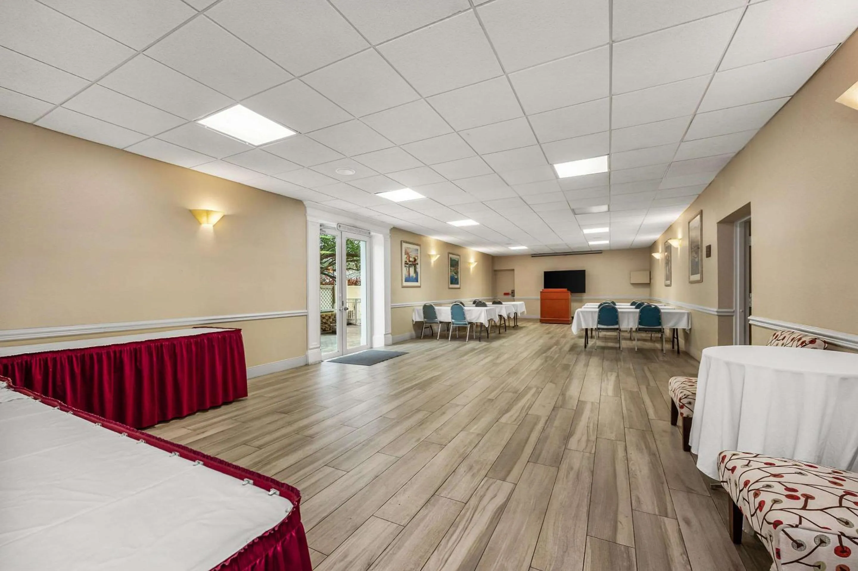 Meeting/conference room, Bed in Comfort Inn Oceanside Deerfield Beach